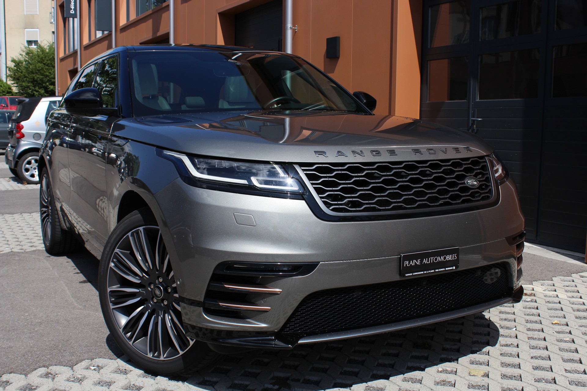 LAND ROVER Range Rover Velar D 300 First Edition Automatic - "Toit Ouvrant * Son Meridian * 8 Roues * Sièges Electriques avec Mémoire"-showroom-element-2