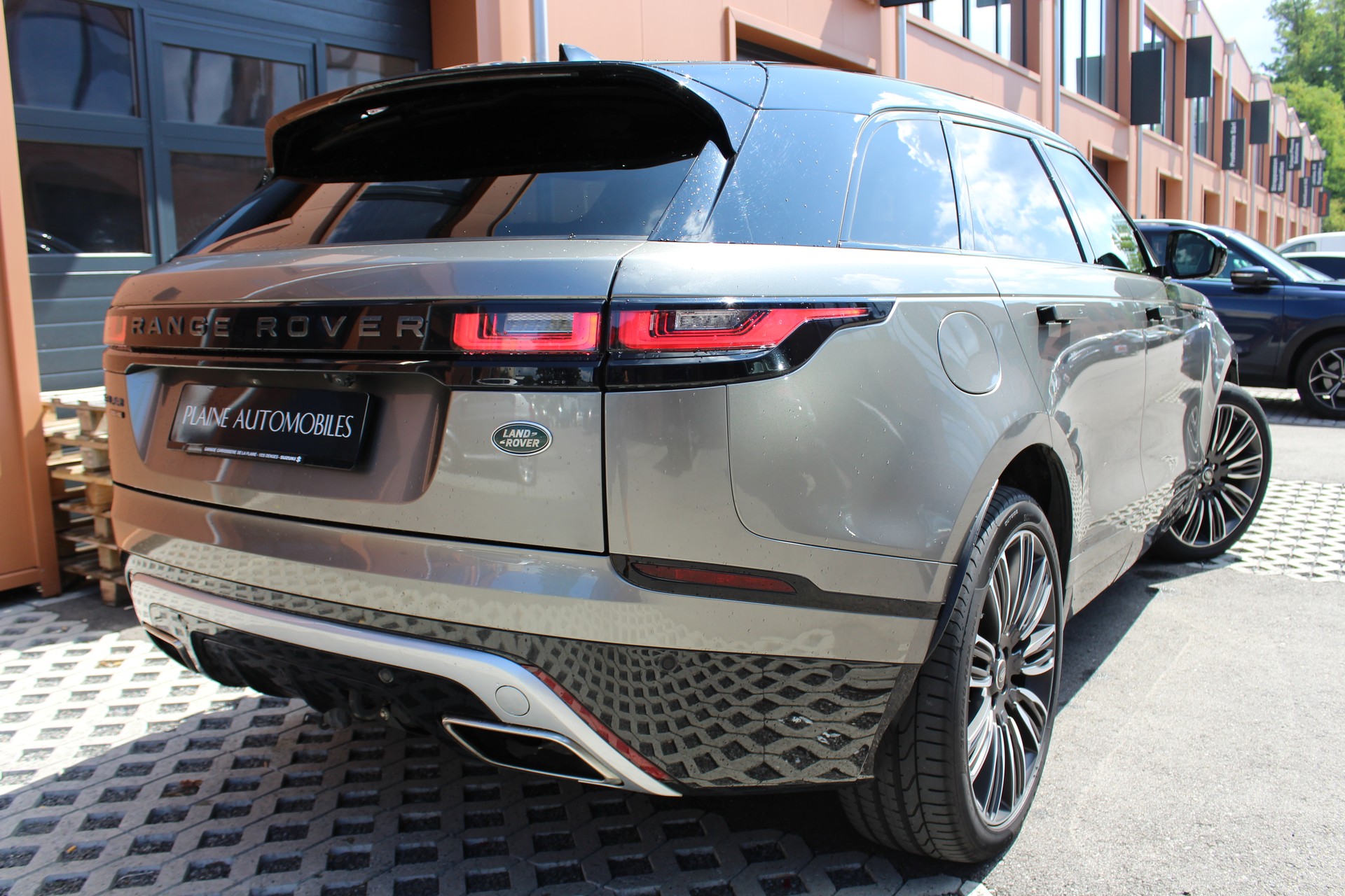 LAND ROVER Range Rover Velar D 300 First Edition Automatic - "Toit Ouvrant * Son Meridian * 8 Roues * Sièges Electriques avec Mémoire"-image-8