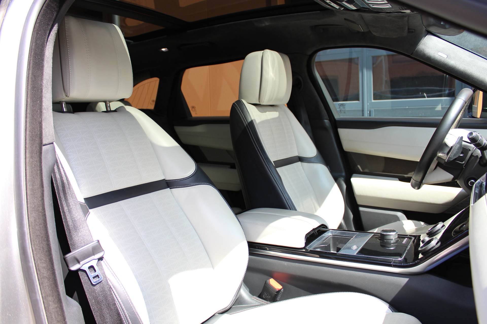 LAND ROVER Range Rover Velar D 300 First Edition Automatic - "Toit Ouvrant * Son Meridian * 8 Roues * Sièges Electriques avec Mémoire"-image-28