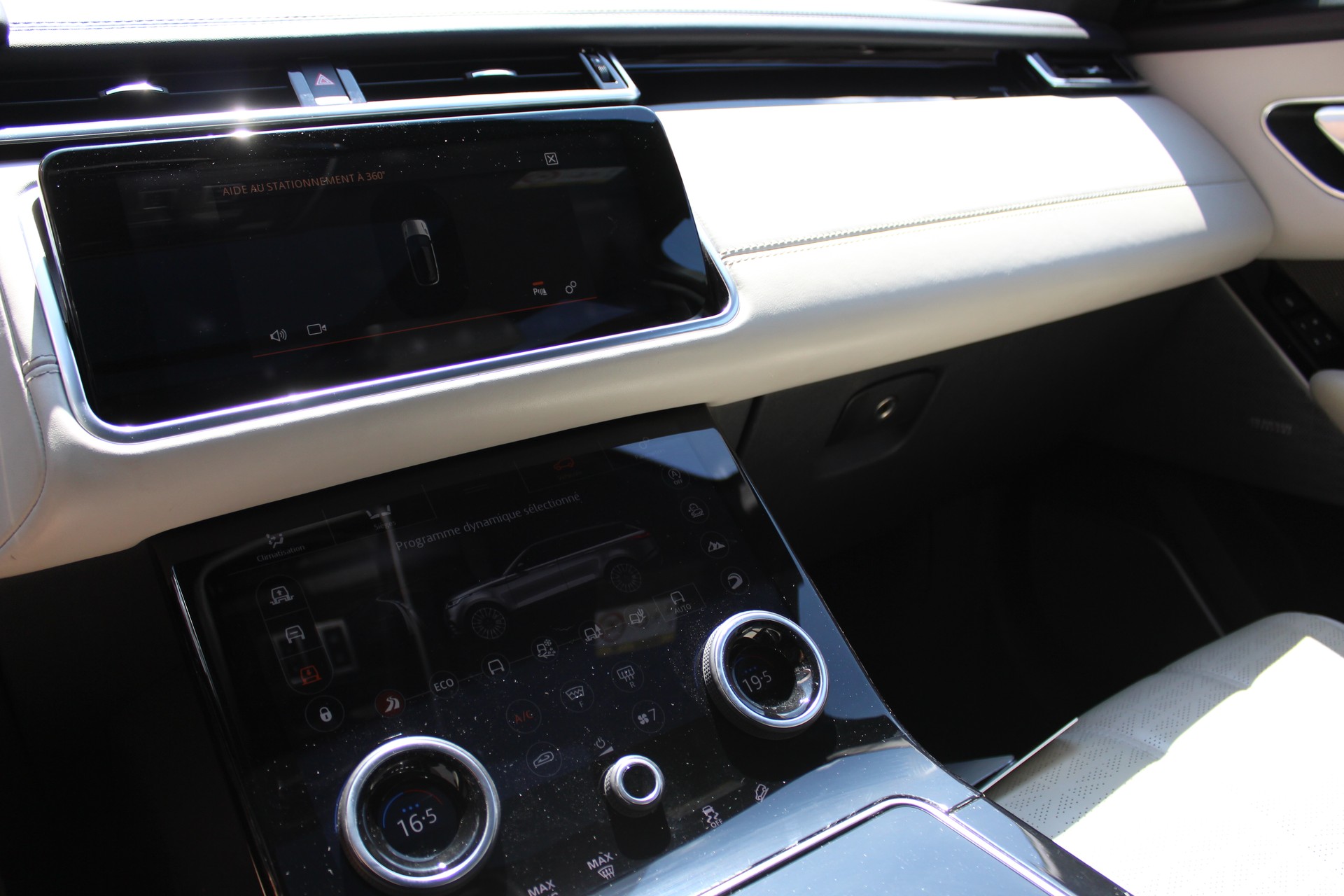 LAND ROVER Range Rover Velar D 300 First Edition Automatic - "Toit Ouvrant * Son Meridian * 8 Roues * Sièges Electriques avec Mémoire"-image-15