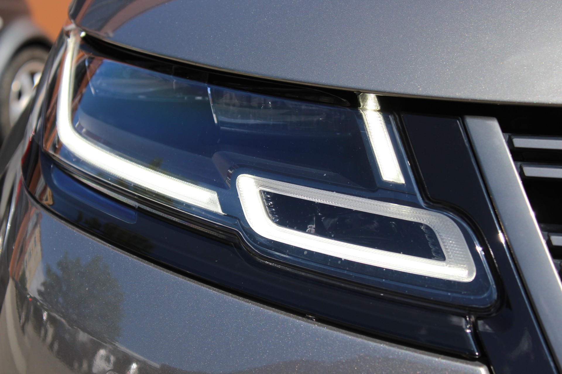 LAND ROVER Range Rover Velar D 300 First Edition Automatic - "Toit Ouvrant * Son Meridian * 8 Roues * Sièges Electriques avec Mémoire"-showroom-element-1