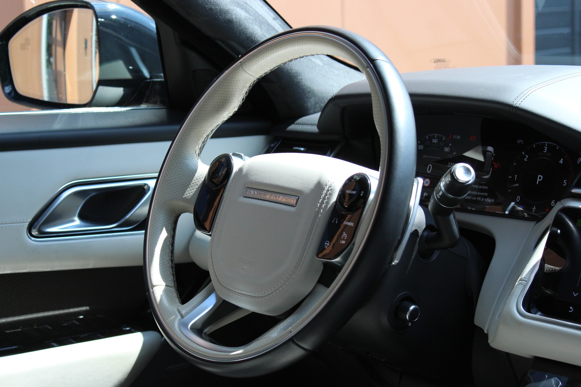 LAND ROVER Range Rover Velar D 300 First Edition Automatic - "Toit Ouvrant * Son Meridian * 8 Roues * Sièges Electriques avec Mémoire"-image-10