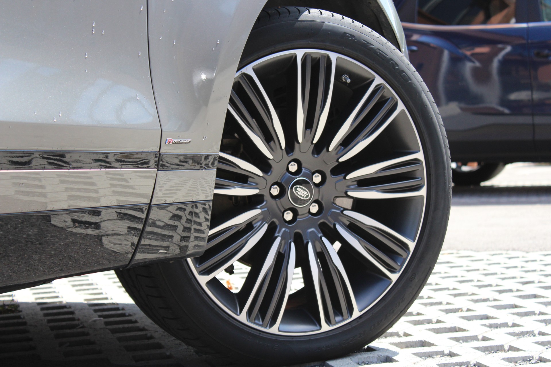 LAND ROVER Range Rover Velar D 300 First Edition Automatic - "Toit Ouvrant * Son Meridian * 8 Roues * Sièges Electriques avec Mémoire"-image-5