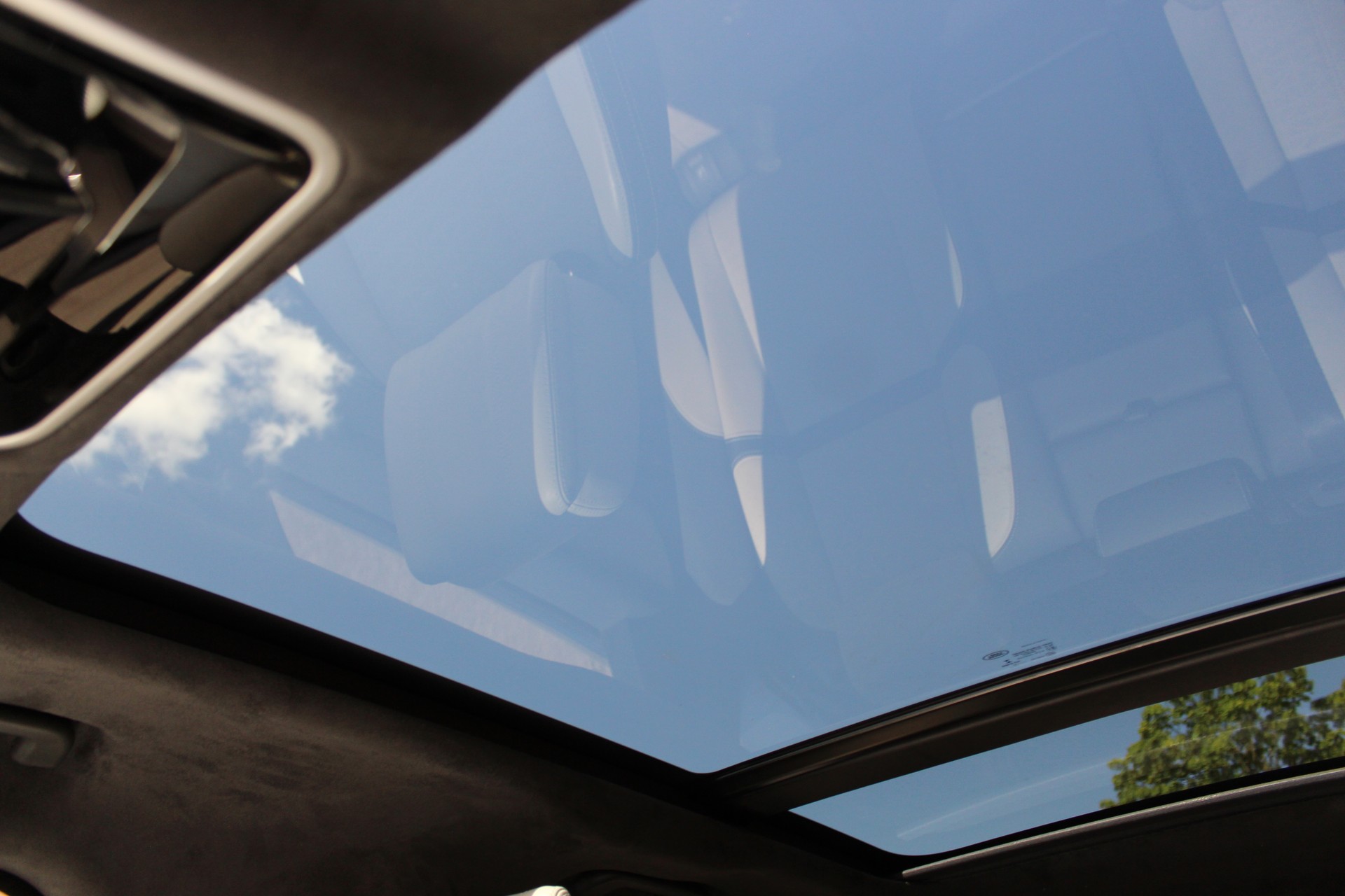 LAND ROVER Range Rover Velar D 300 First Edition Automatic - "Toit Ouvrant * Son Meridian * 8 Roues * Sièges Electriques avec Mémoire"-image-12
