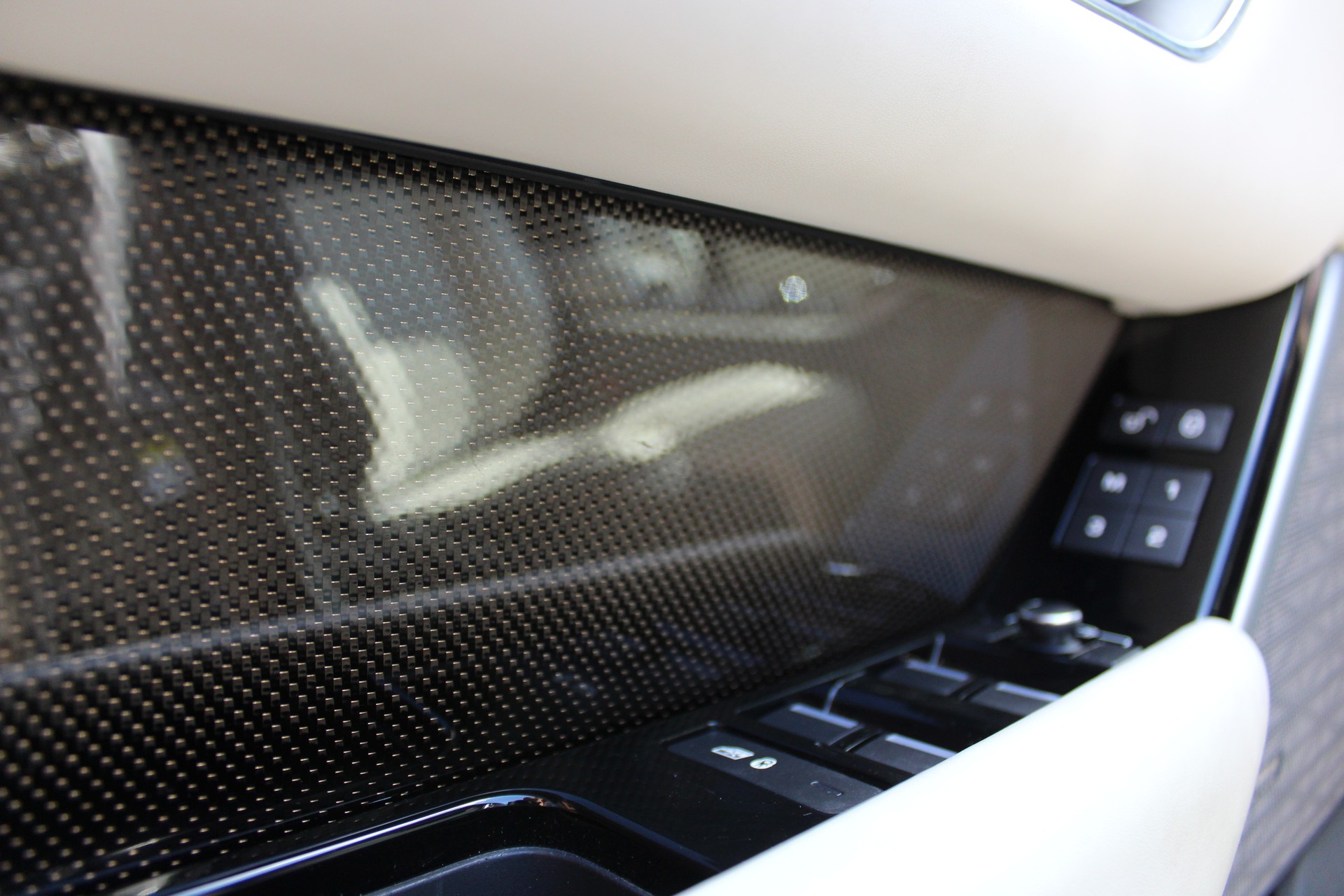 LAND ROVER Range Rover Velar D 300 First Edition Automatic - "Toit Ouvrant * Son Meridian * 8 Roues * Sièges Electriques avec Mémoire"-image-17