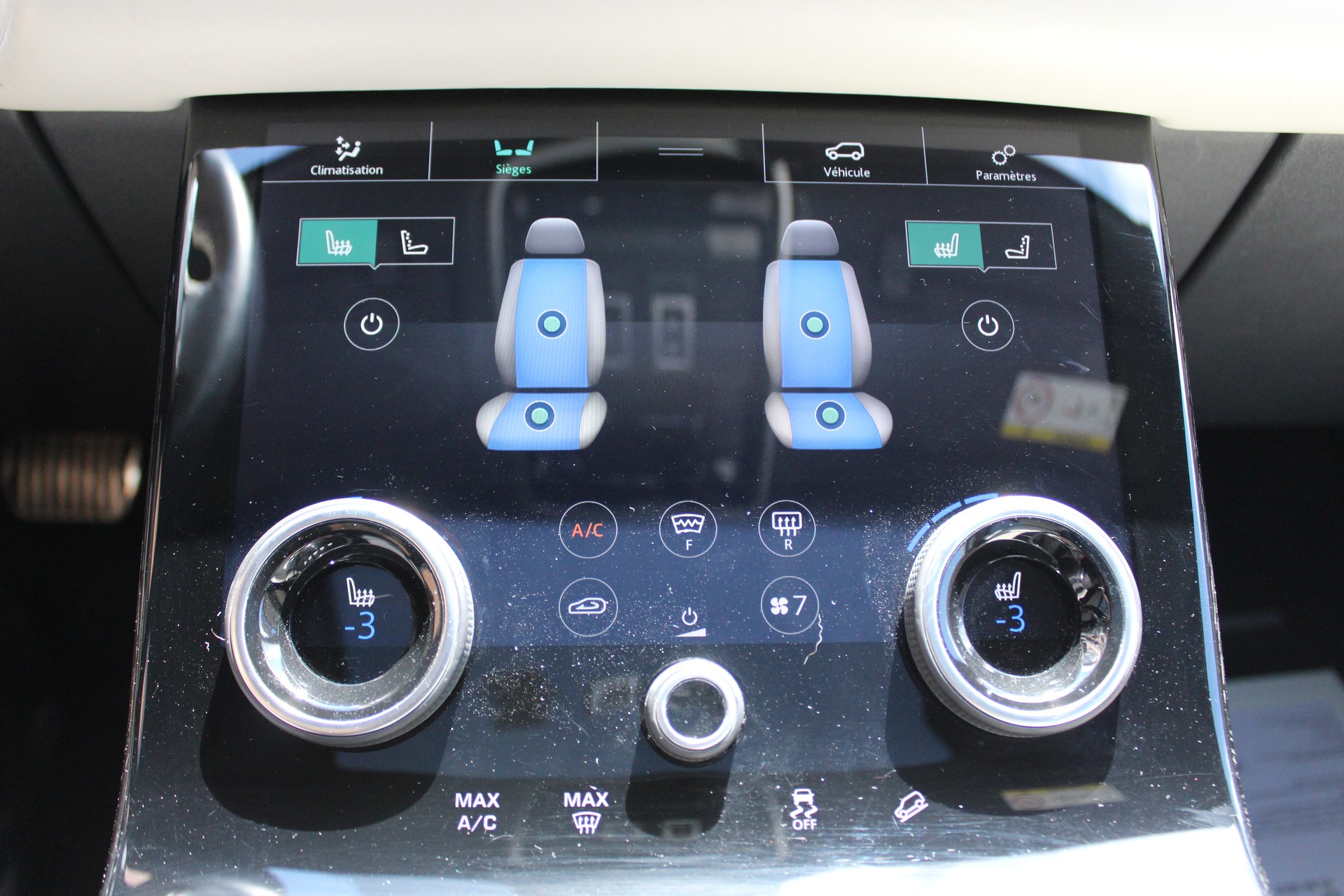 LAND ROVER Range Rover Velar D 300 First Edition Automatic - "Toit Ouvrant * Son Meridian * 8 Roues * Sièges Electriques avec Mémoire"-image-21