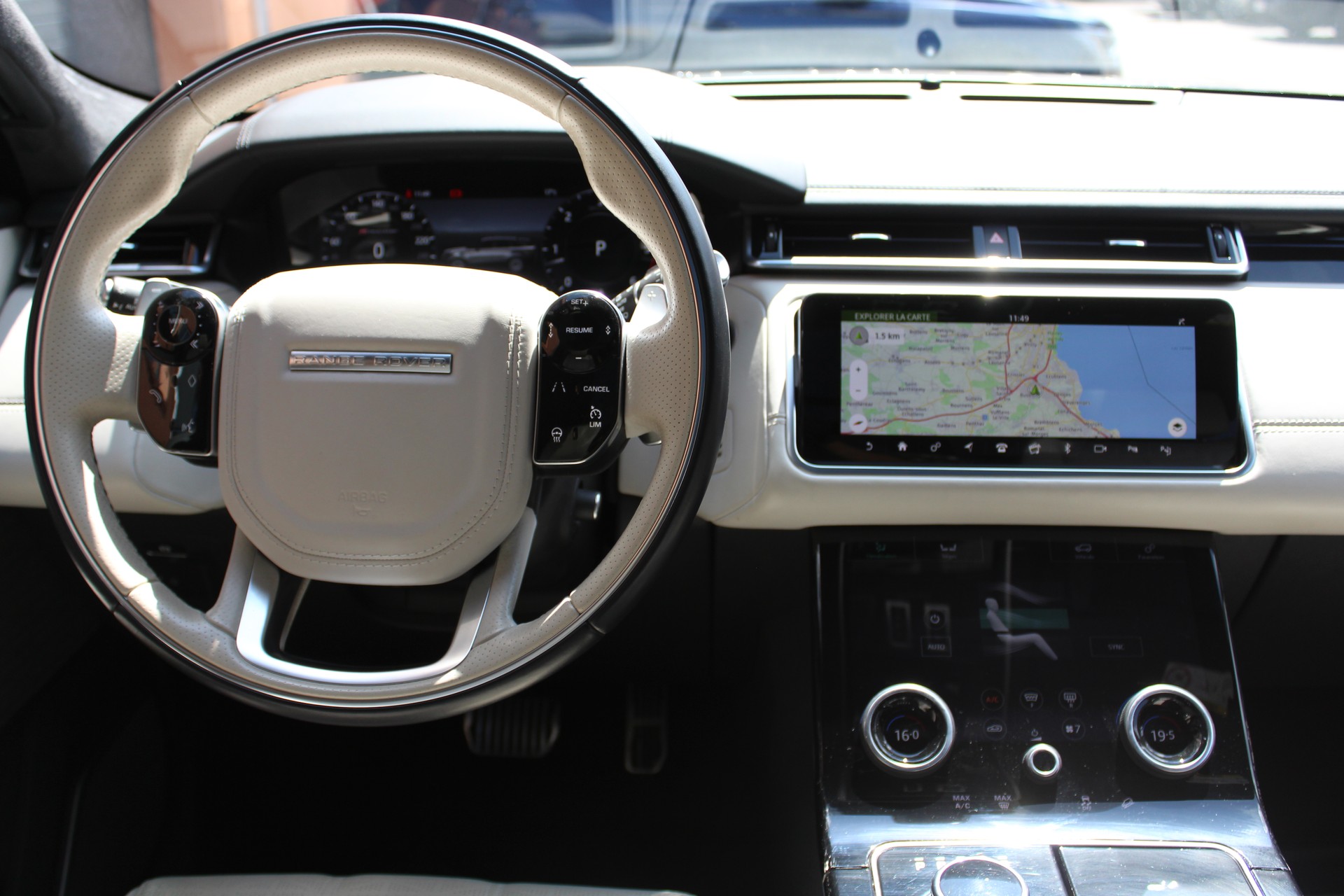 LAND ROVER Range Rover Velar D 300 First Edition Automatic - "Toit Ouvrant * Son Meridian * 8 Roues * Sièges Electriques avec Mémoire"-image-9