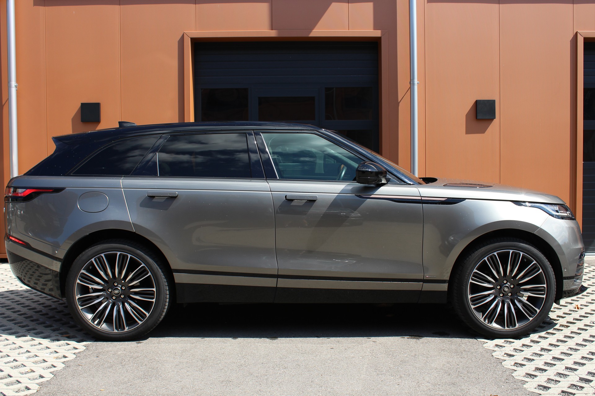 LAND ROVER Range Rover Velar D 300 First Edition Automatic - "Toit Ouvrant * Son Meridian * 8 Roues * Sièges Electriques avec Mémoire"-image-4