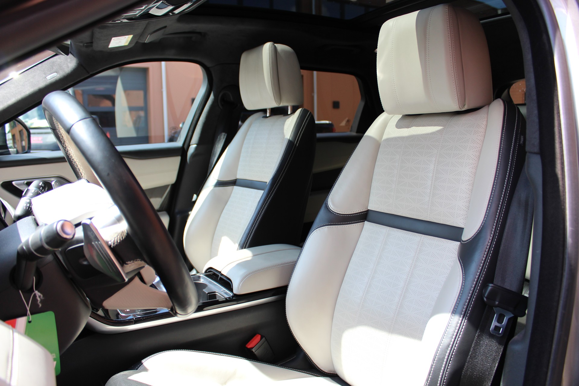 LAND ROVER Range Rover Velar D 300 First Edition Automatic - "Toit Ouvrant * Son Meridian * 8 Roues * Sièges Electriques avec Mémoire"-image-26