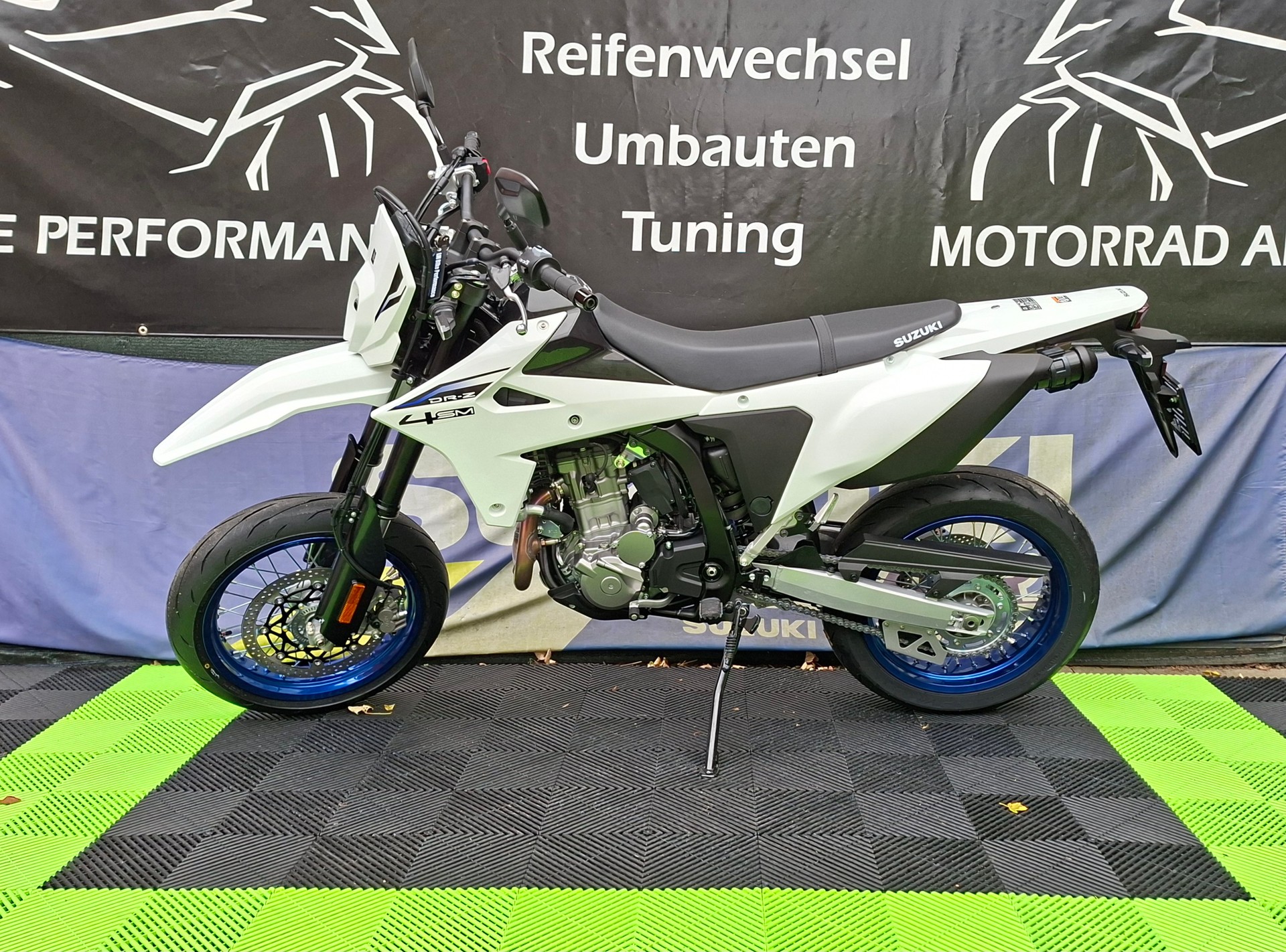 SUZUKI DRZ-4SM-image-1