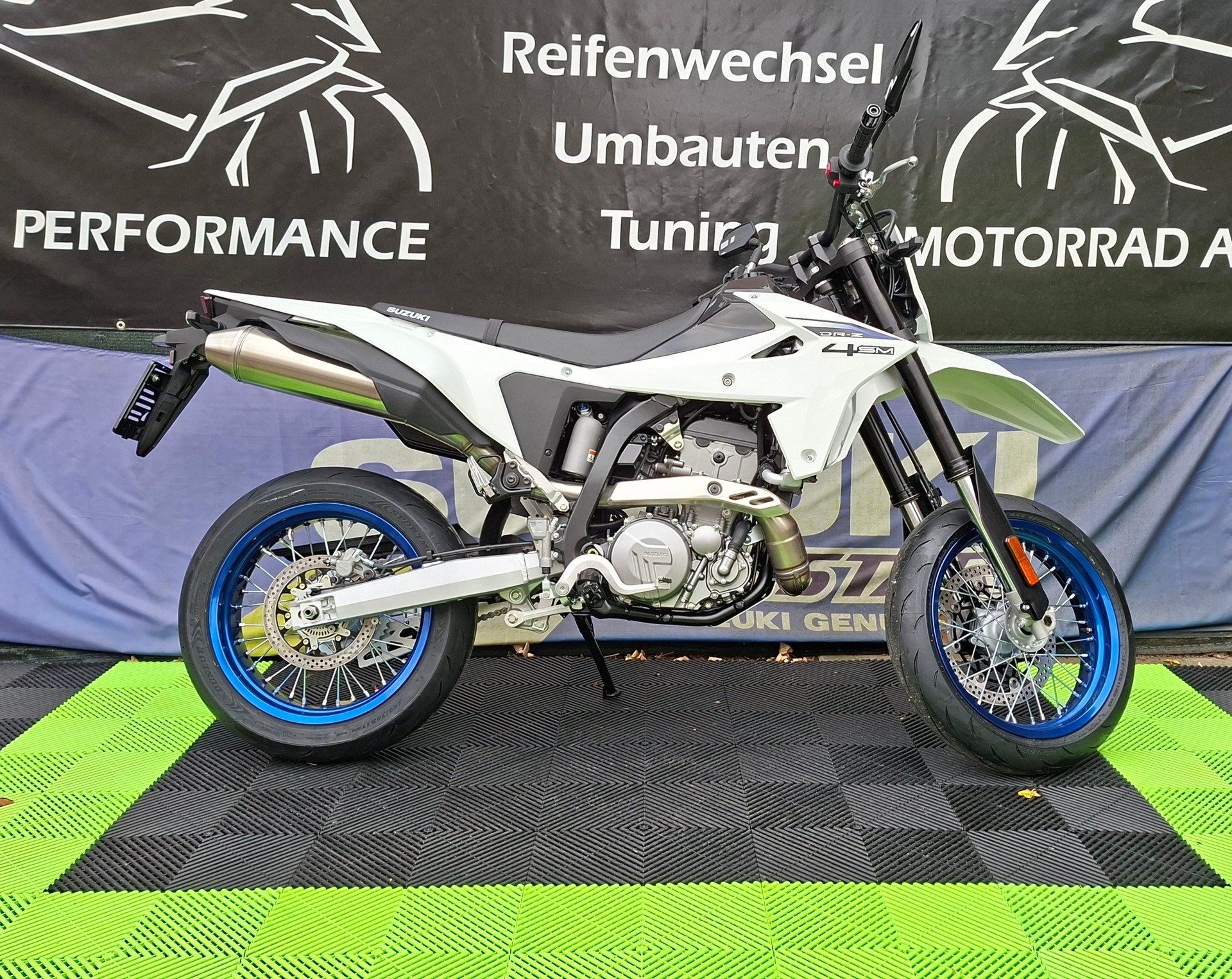 SUZUKI DRZ-4SM-image-0