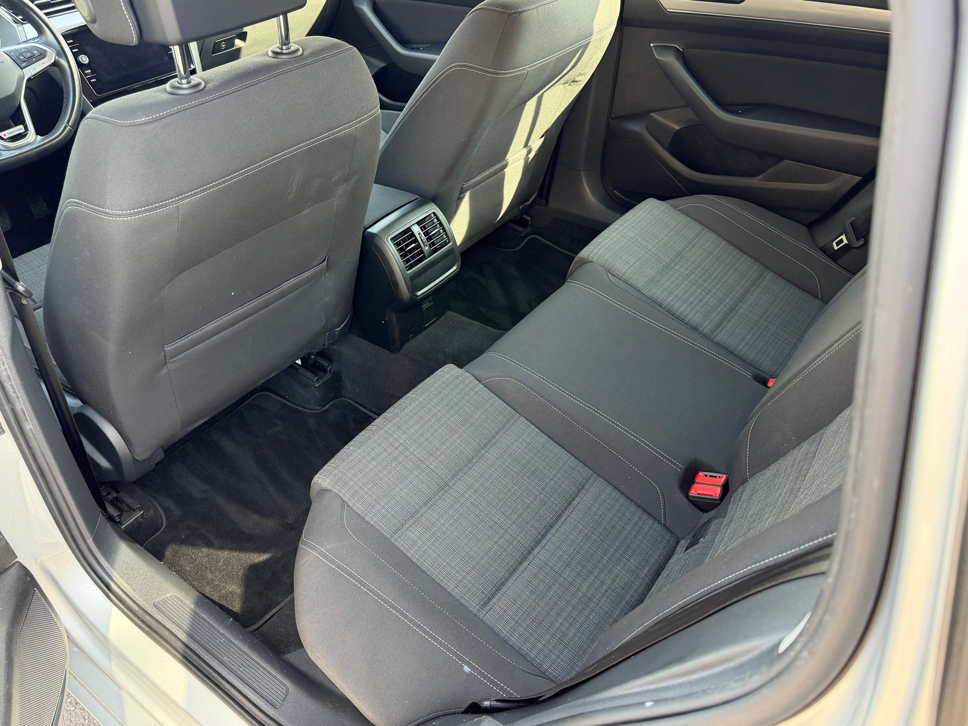 VW Passat 2.0 TDI BMT Business 4Motion DSG-image-11