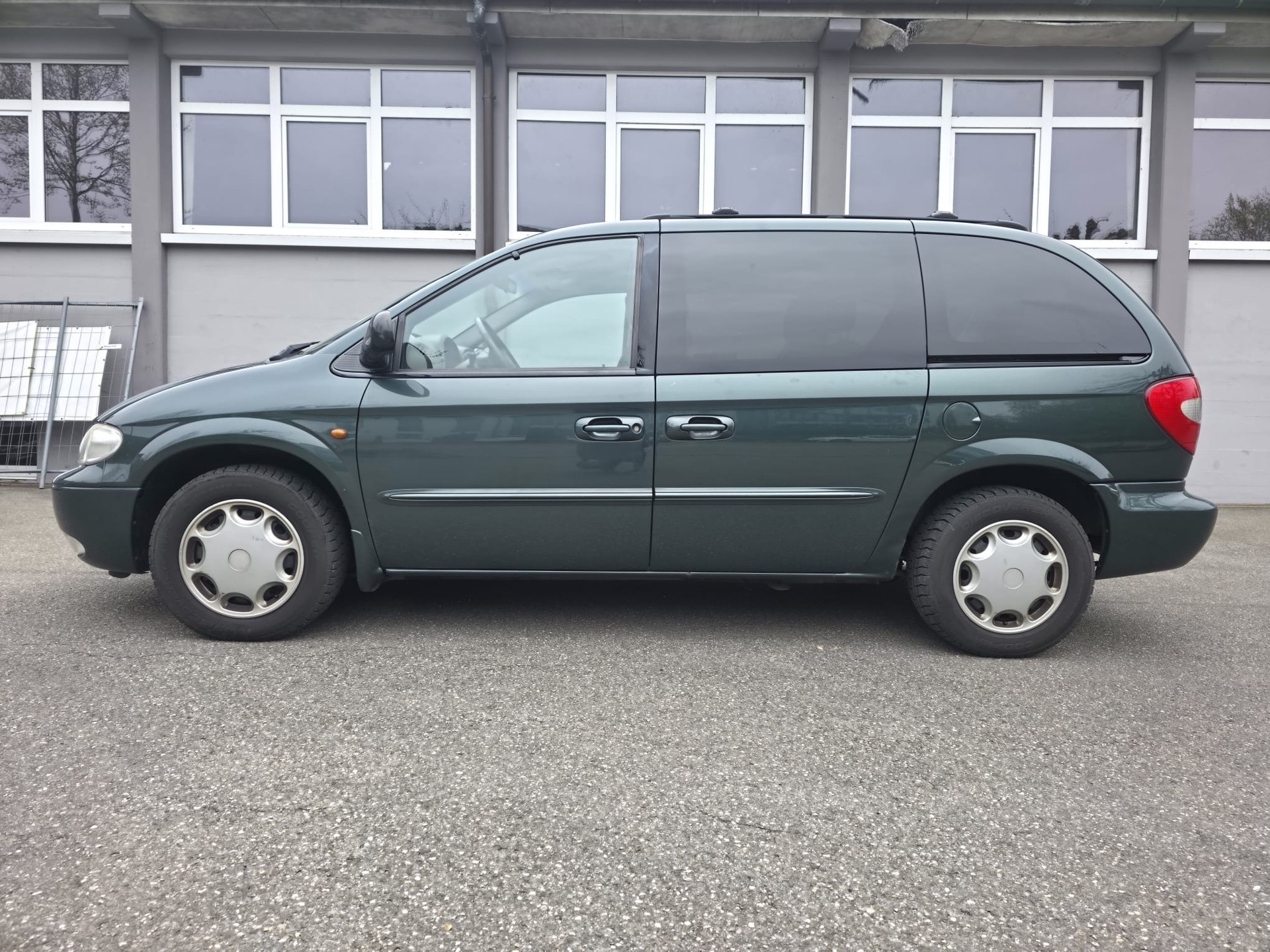 CHRYSLER Voyager 3.3 LX-image-13
