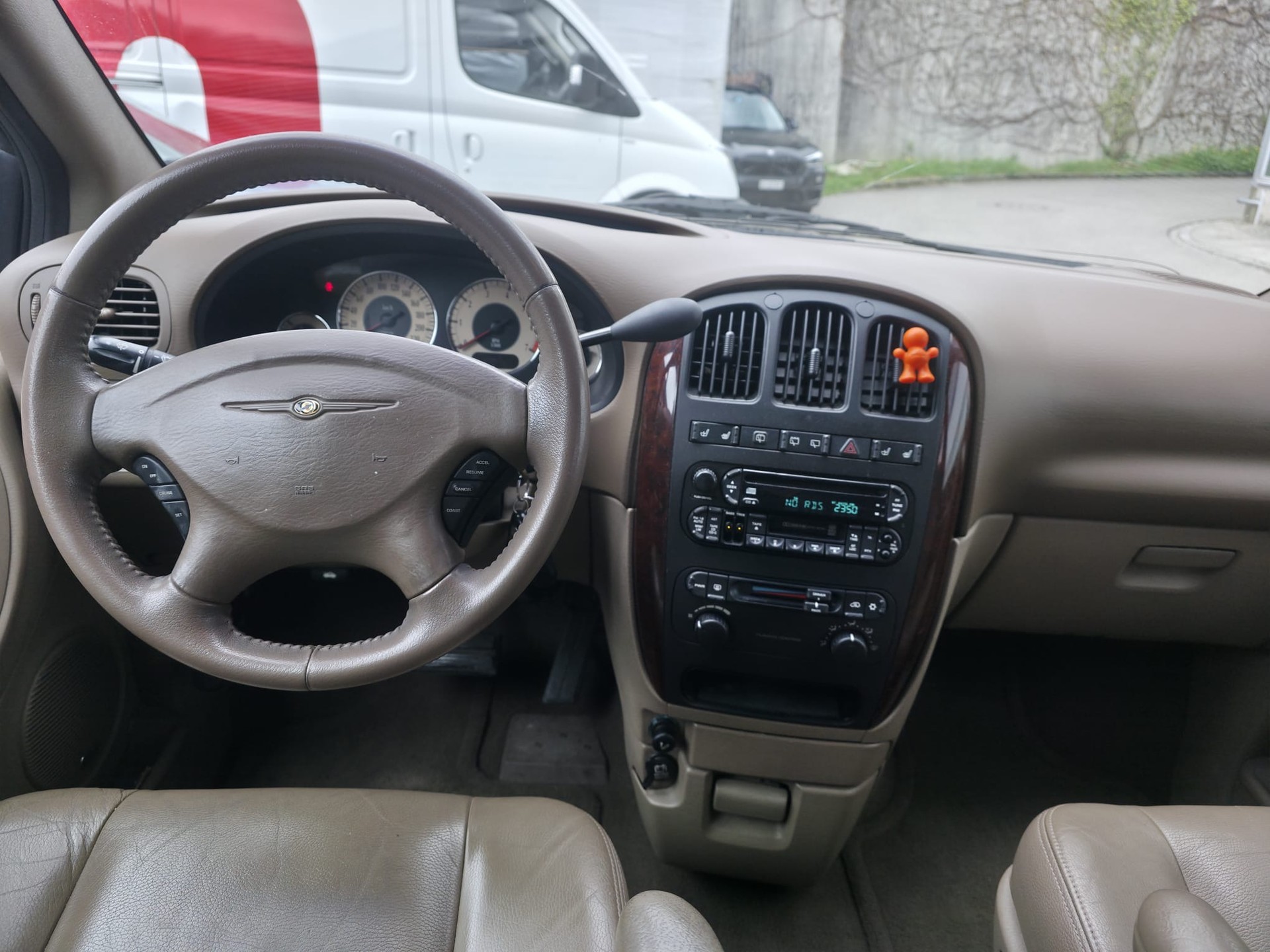 CHRYSLER Voyager 3.3 LX-image-11