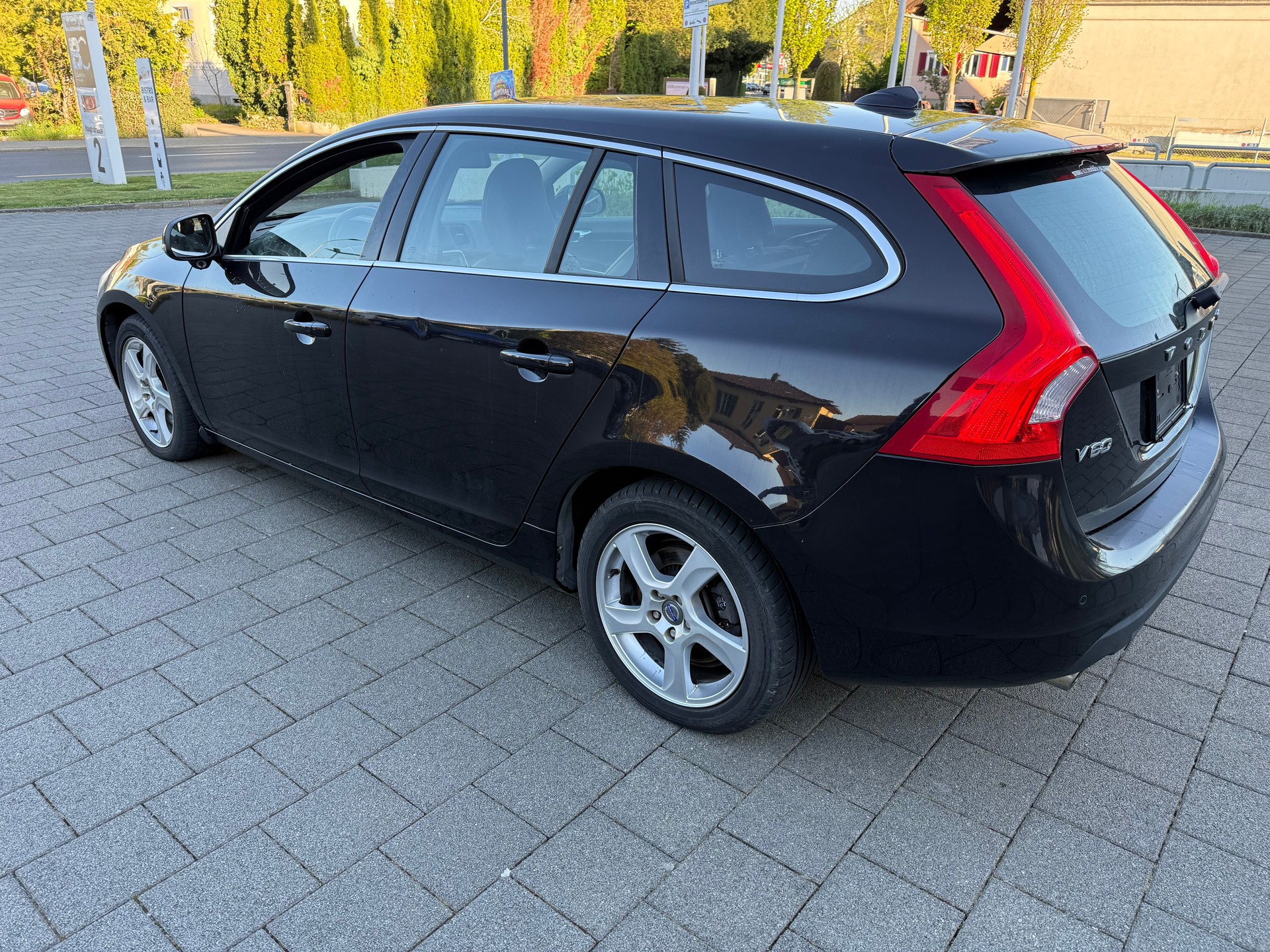 VOLVO V60 T6 AWD Kinetic Geartronic-image-3