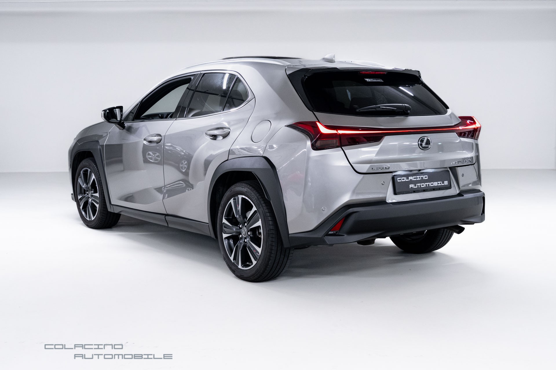 LEXUS UX 250h E-Four Business-showroom-element-3