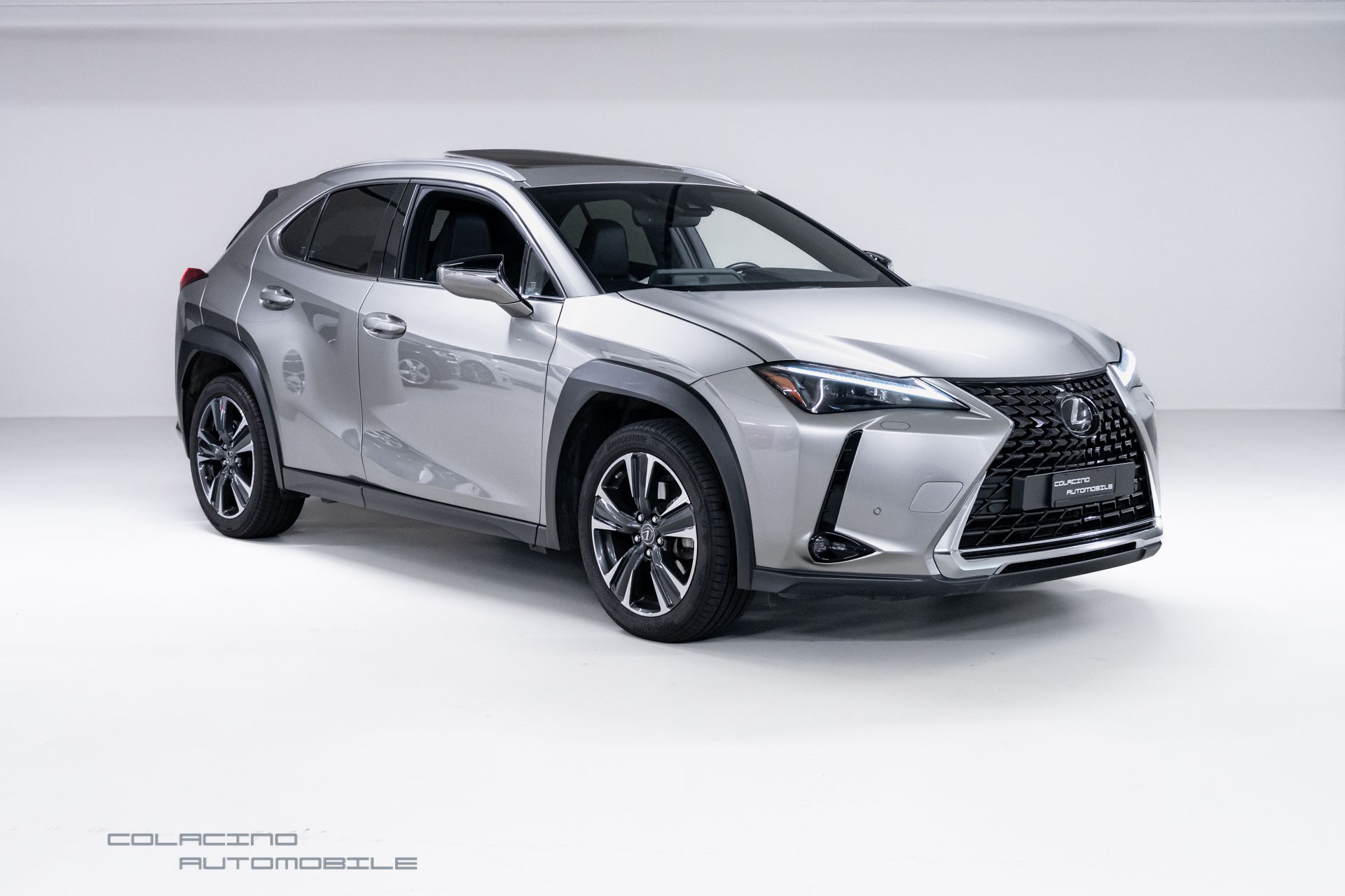 LEXUS UX 250h E-Four Business-showroom-element-2