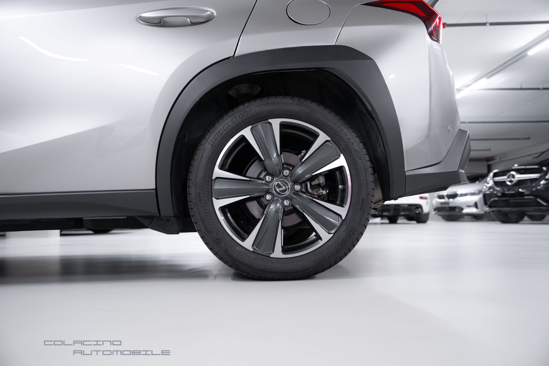 LEXUS UX 250h E-Four Business-image-9