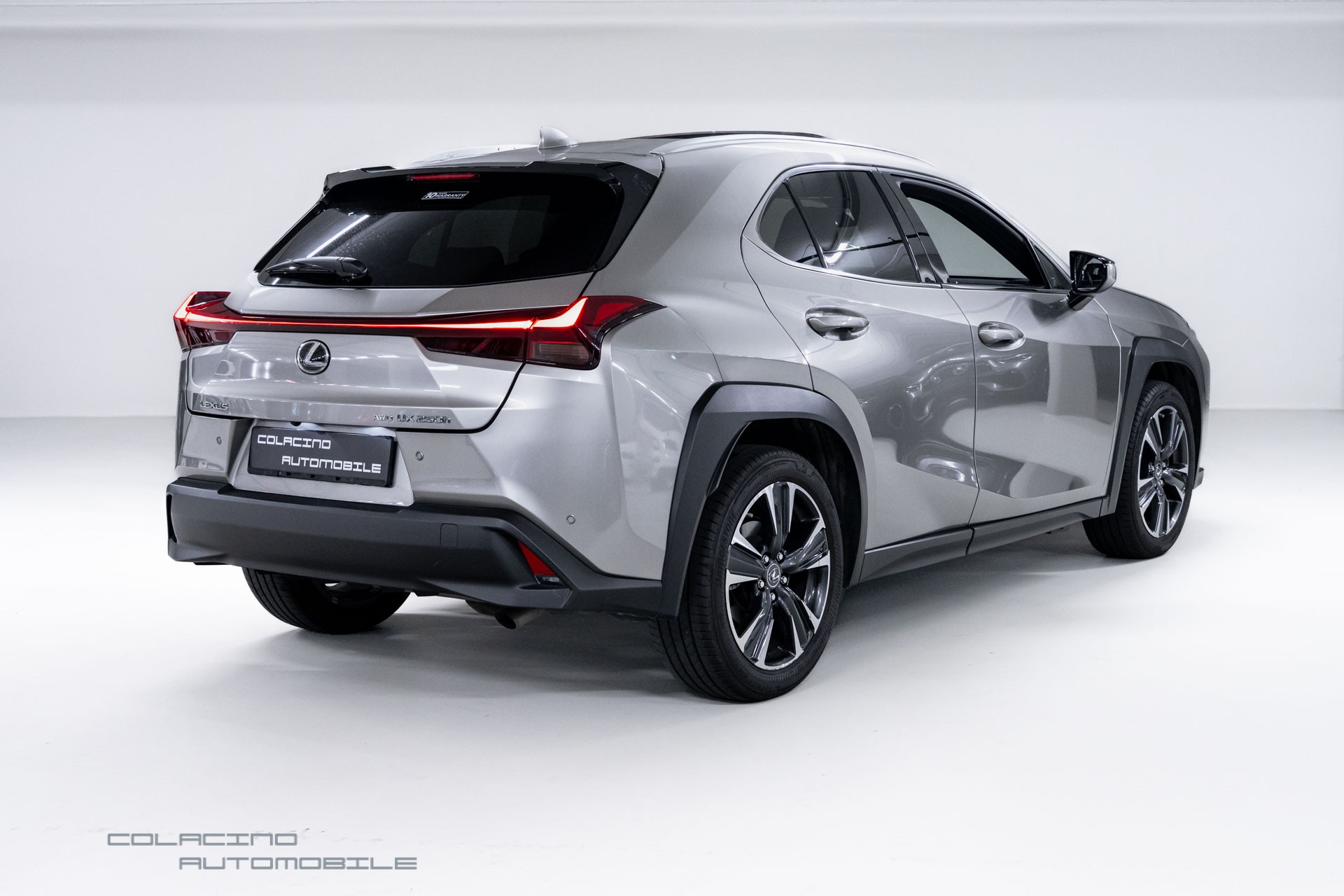 LEXUS UX 250h E-Four Business-showroom-element-1