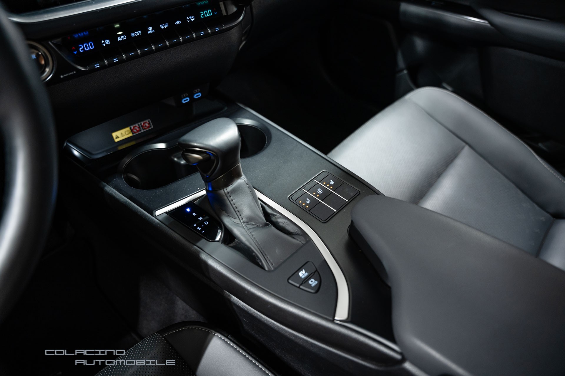 LEXUS UX 250h E-Four Business-image-24