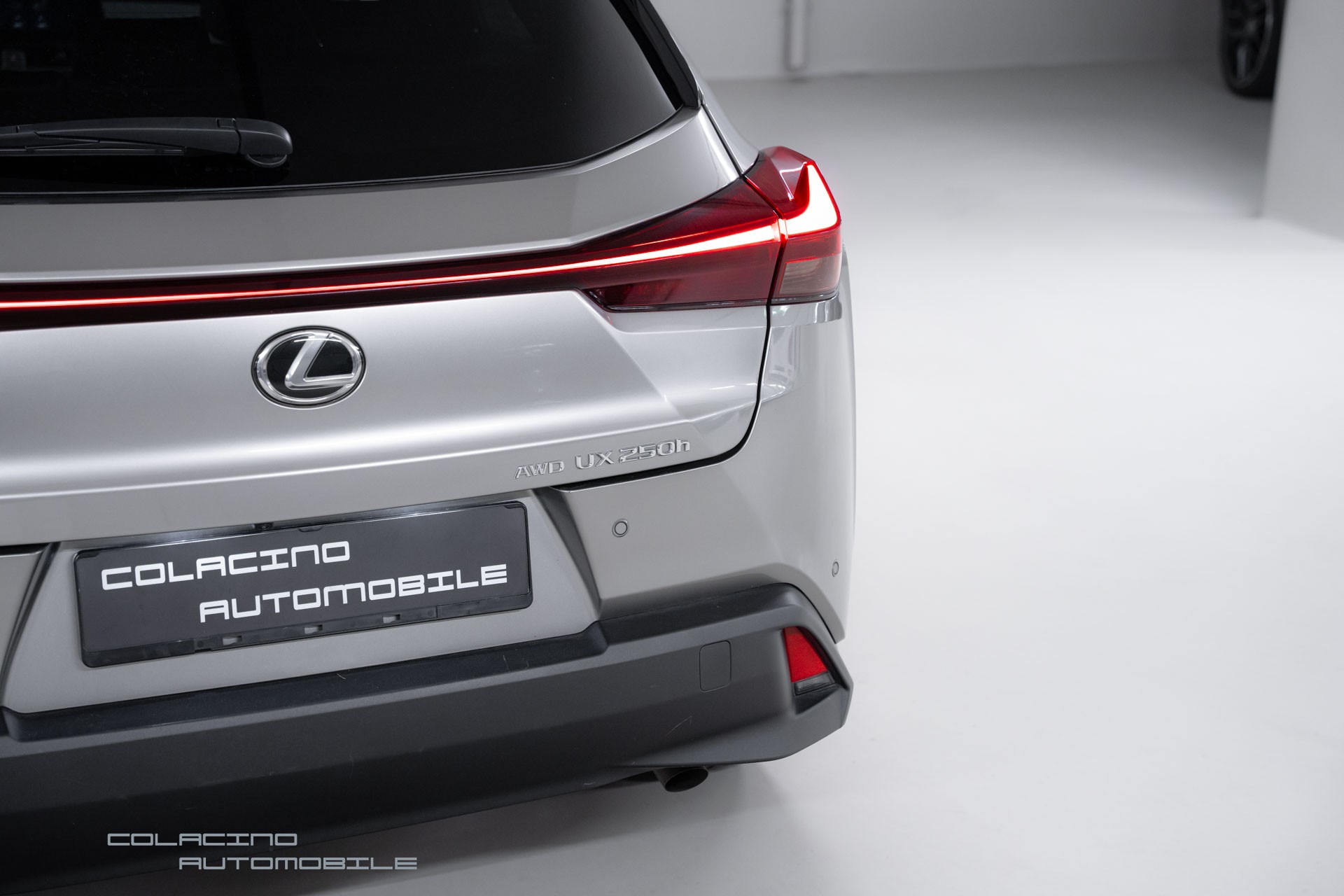 LEXUS UX 250h E-Four Business-image-7