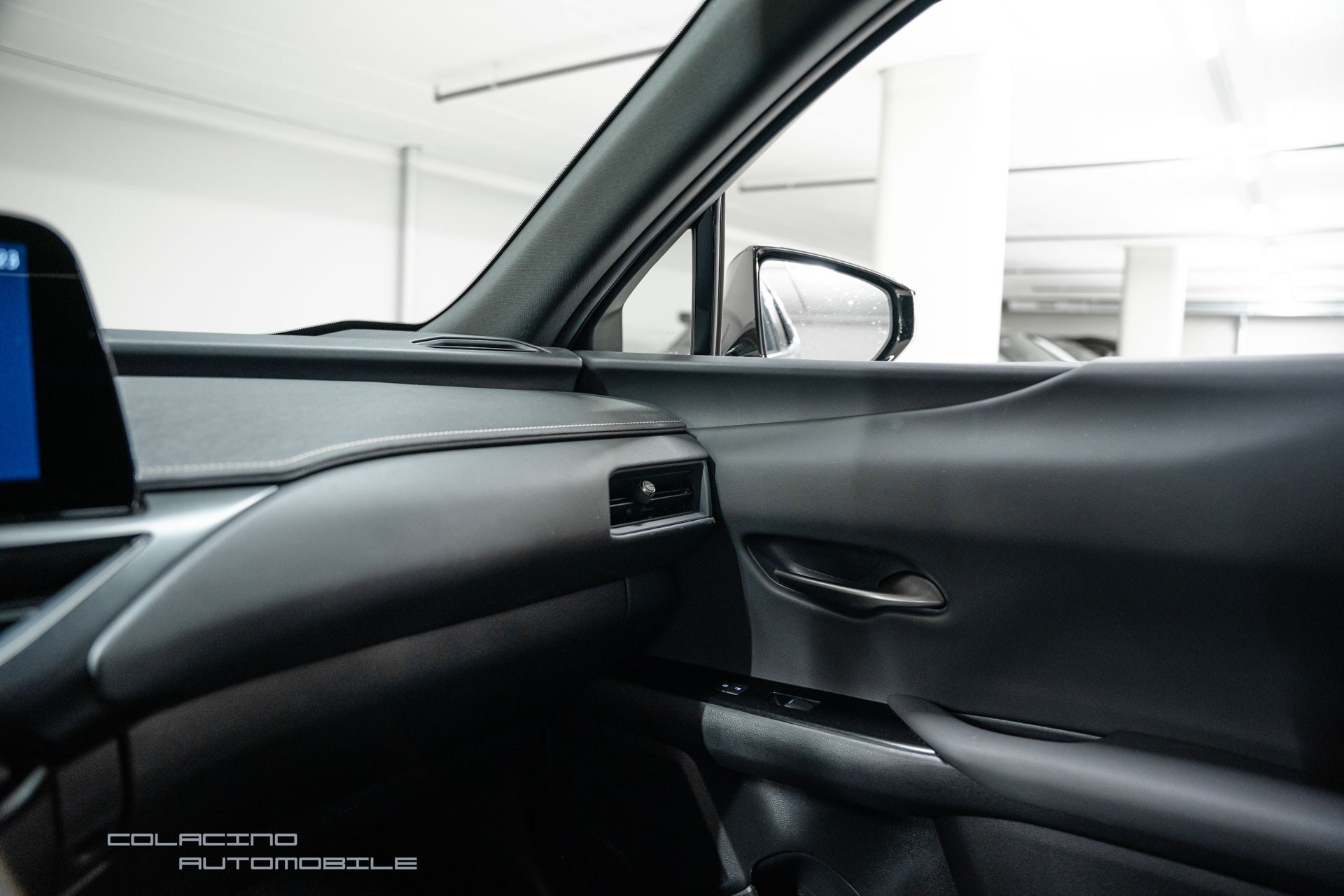 LEXUS UX 250h E-Four Business-image-21