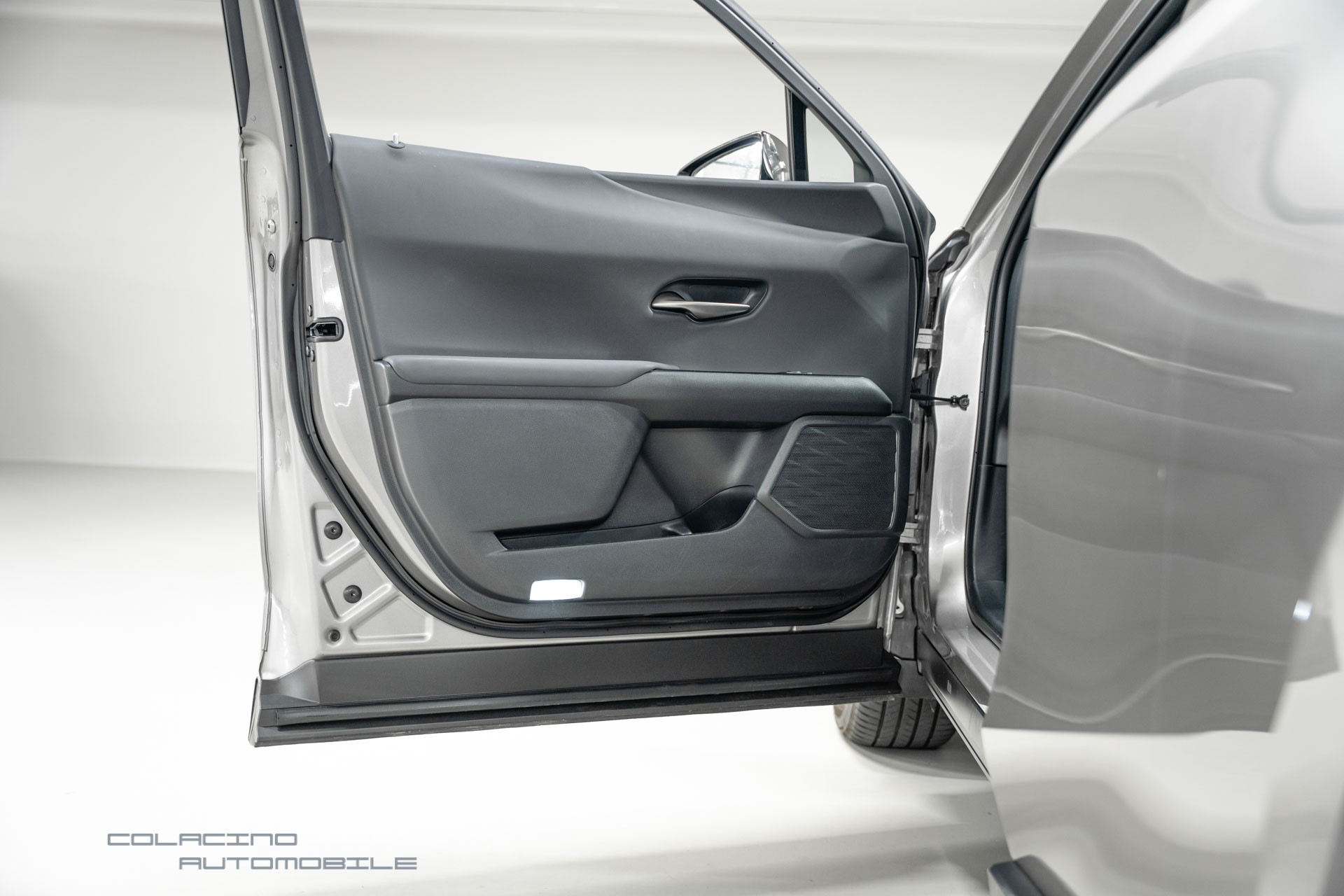 LEXUS UX 250h E-Four Business-image-16