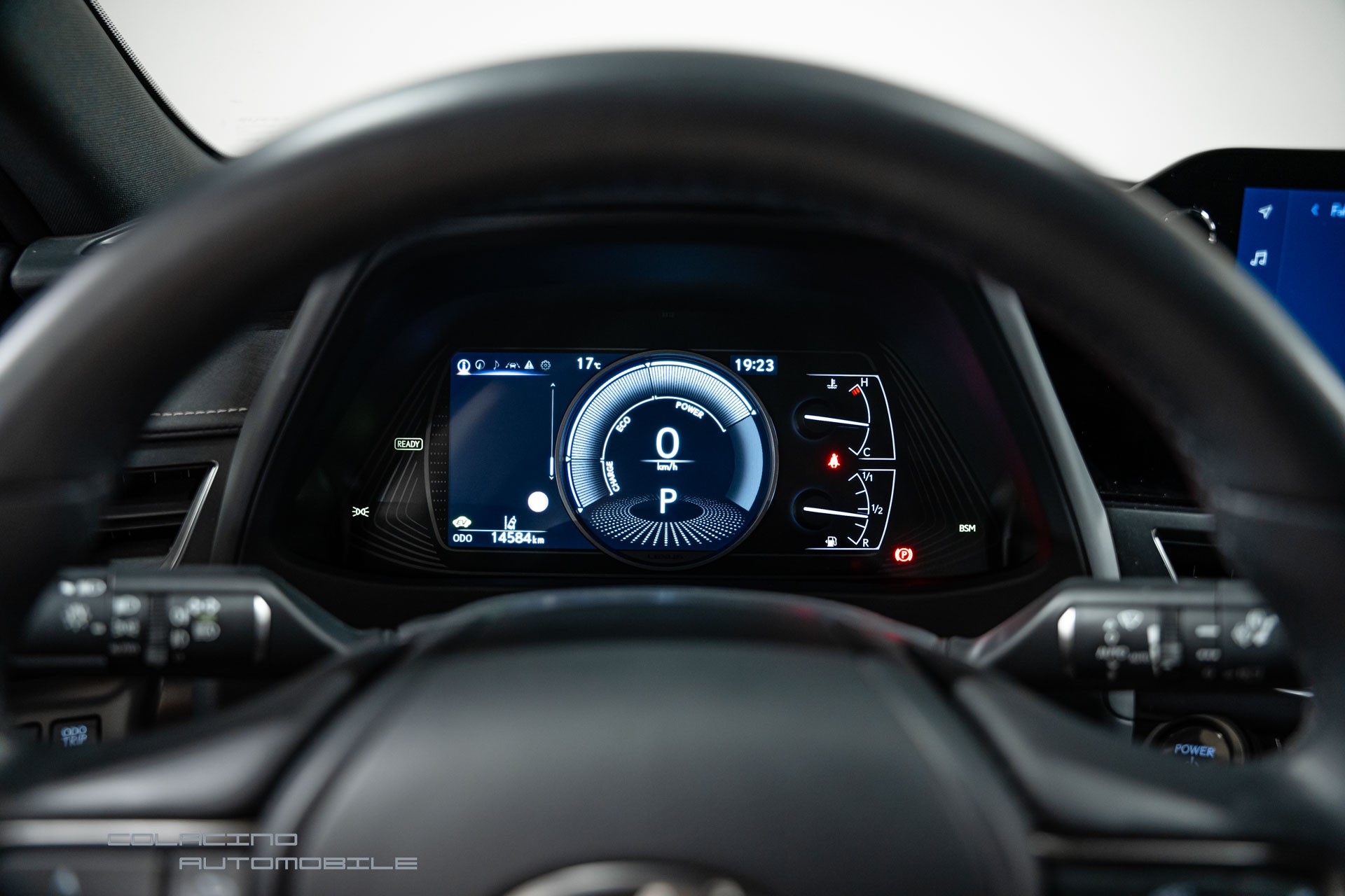LEXUS UX 250h E-Four Business-image-18