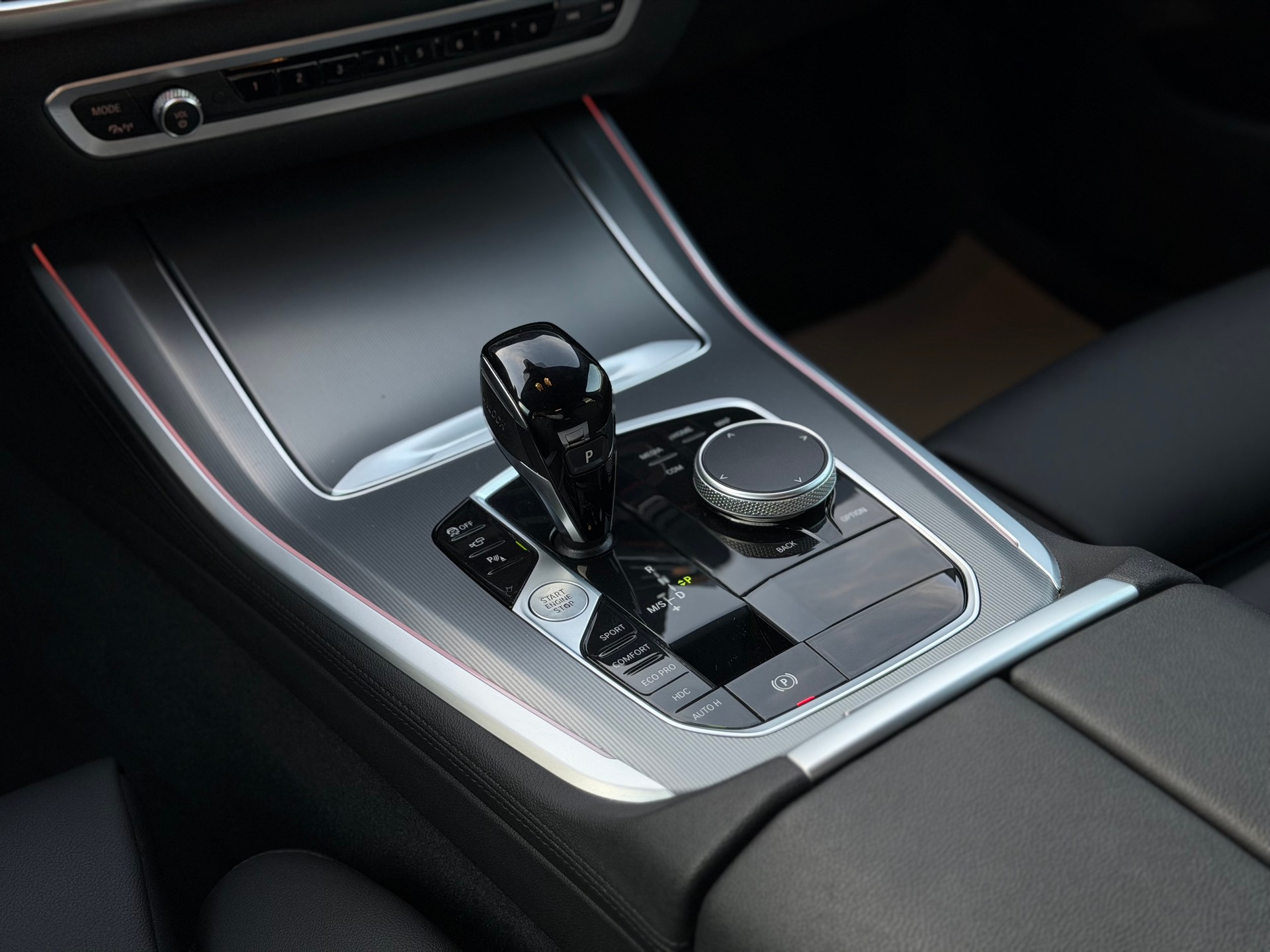 BMW X5 xDrive 48V 40i Steptronic-image-19