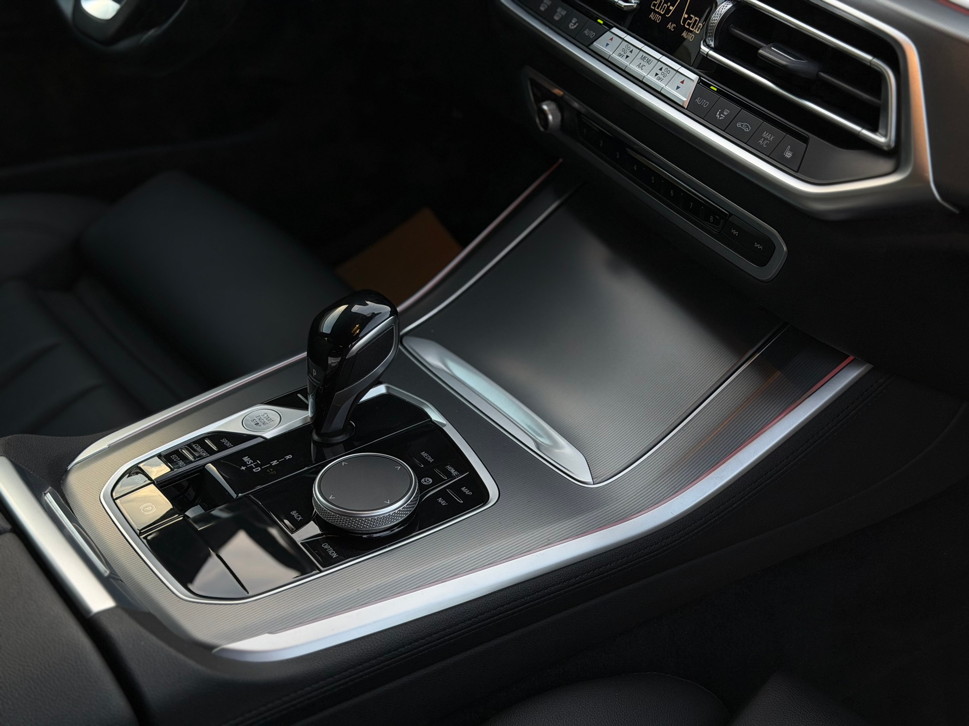 BMW X5 xDrive 48V 40i Steptronic-image-18