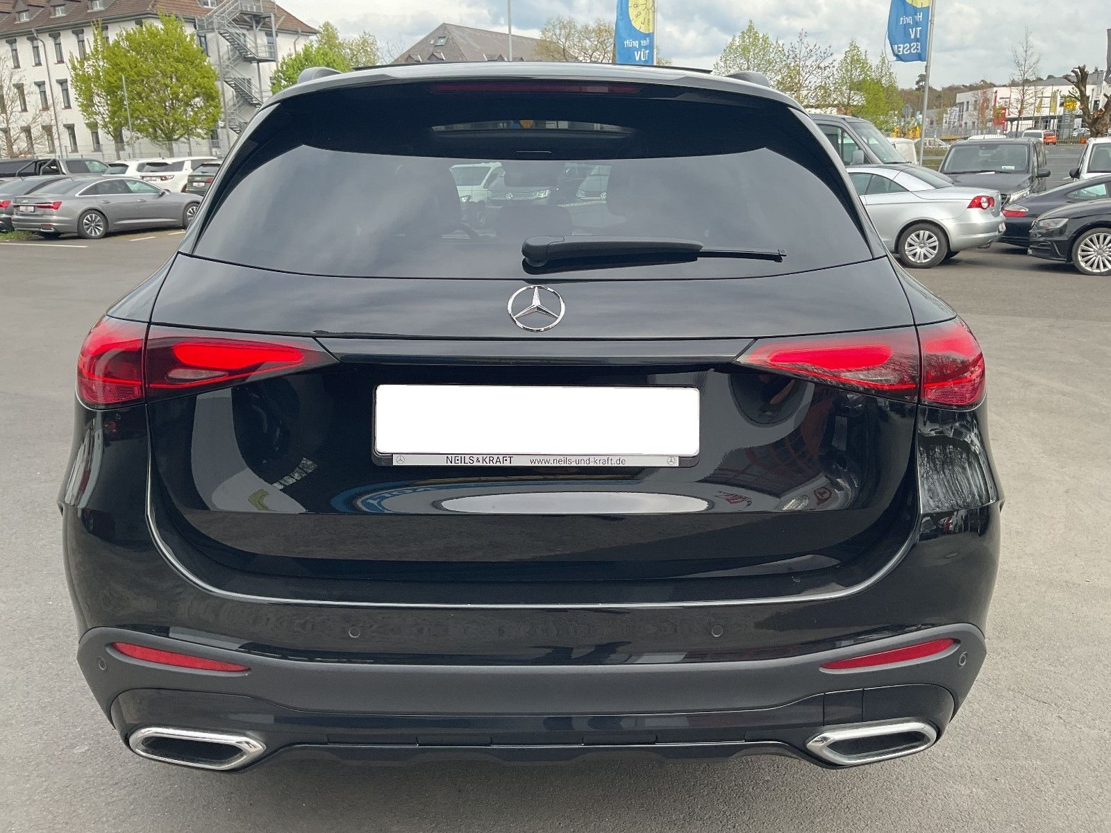 MERCEDES-BENZ GLC 300 e 4Matic 9G-Tronic-showroom-element-3