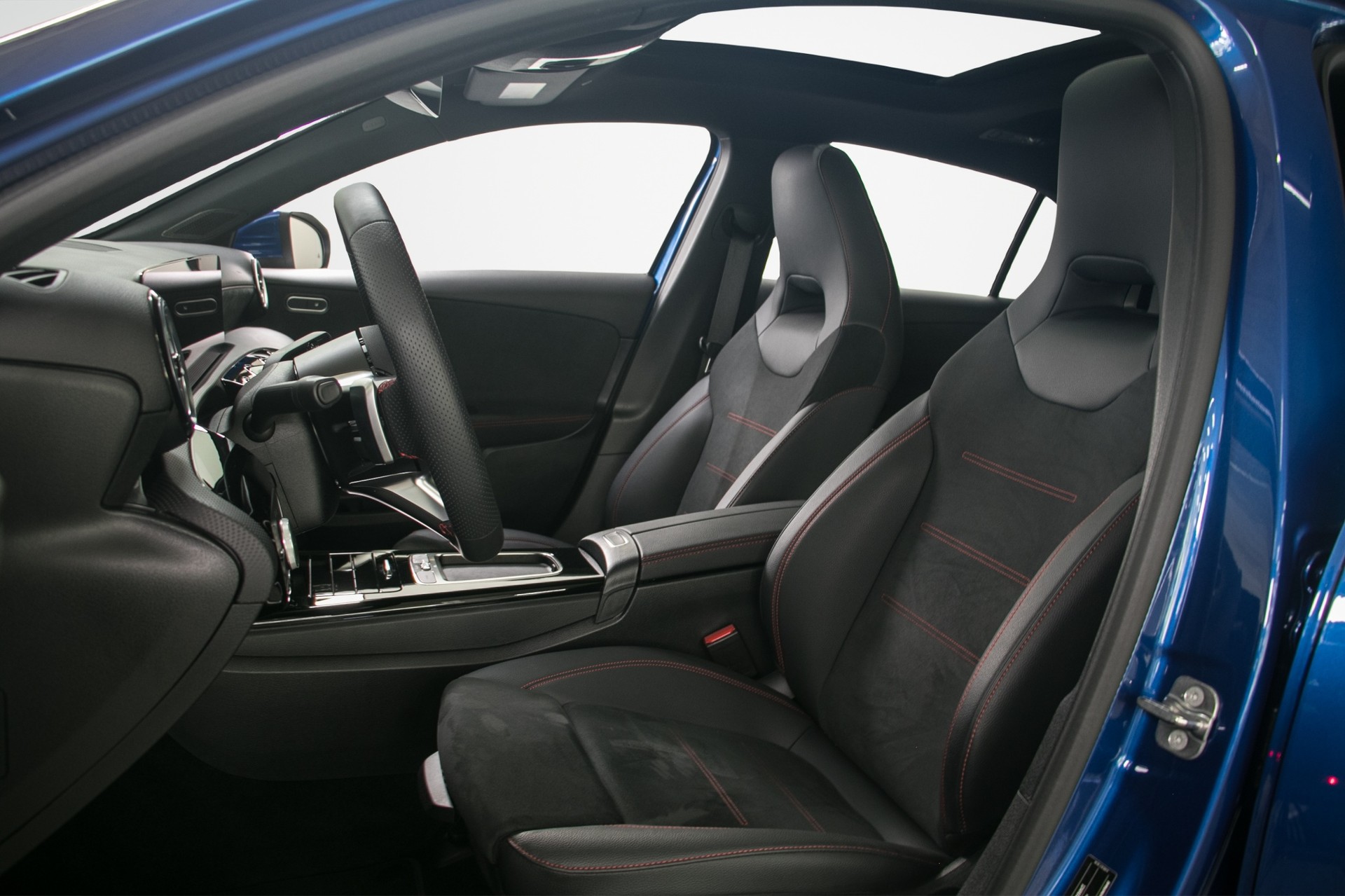 MERCEDES-BENZ A 250 e 8G-DCT-image-11