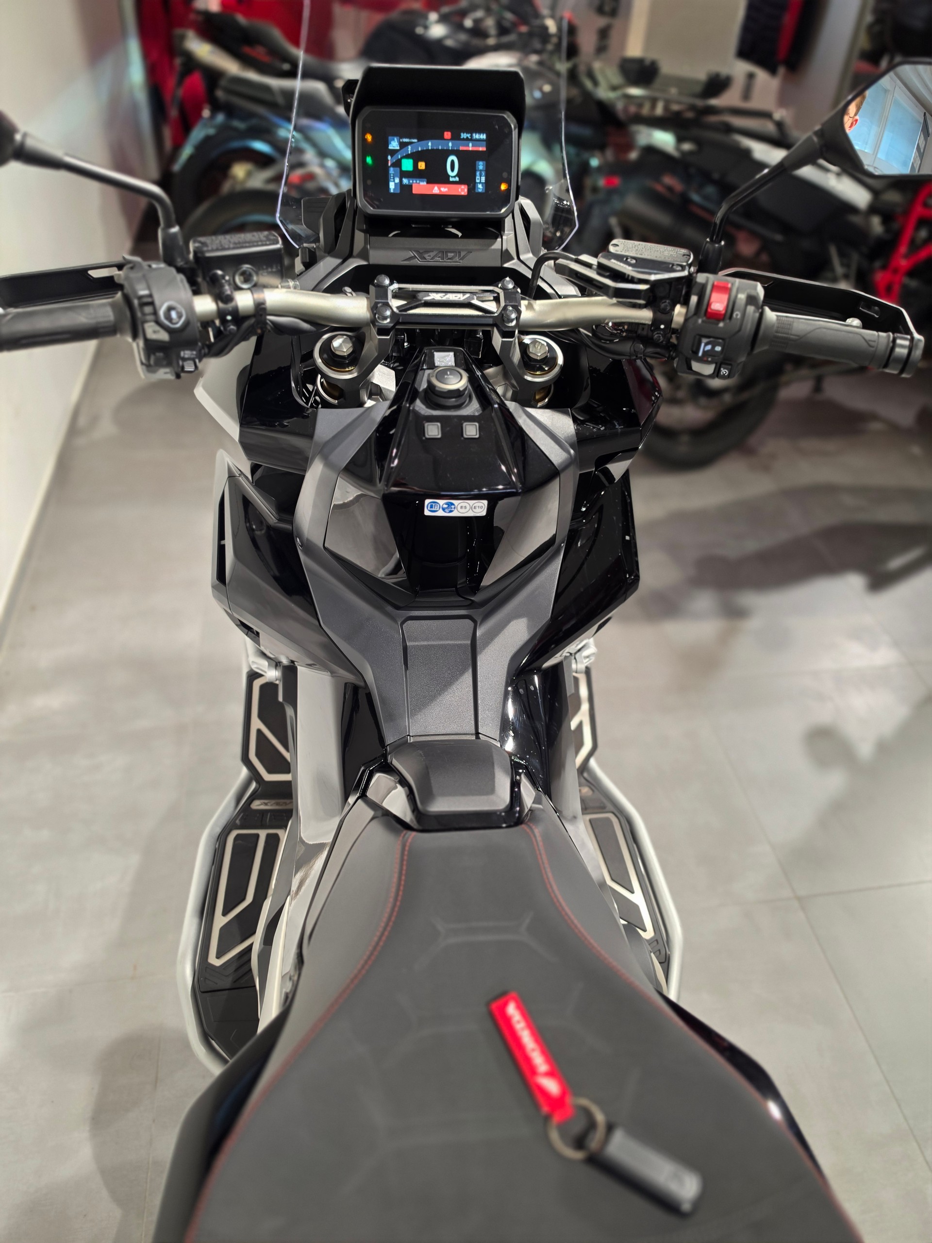 HONDA X-ADV 750-image-8