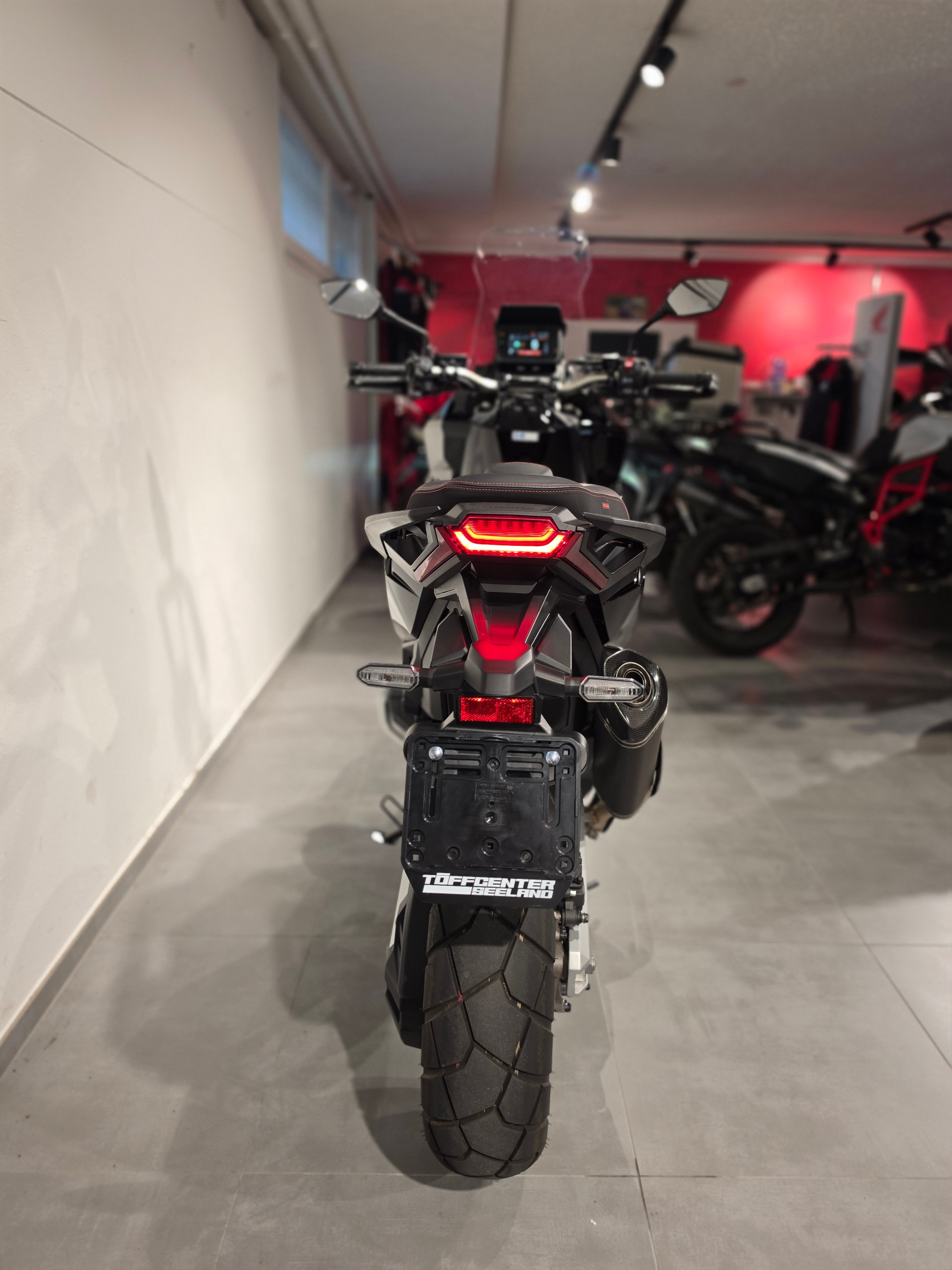HONDA X-ADV 750-image-10