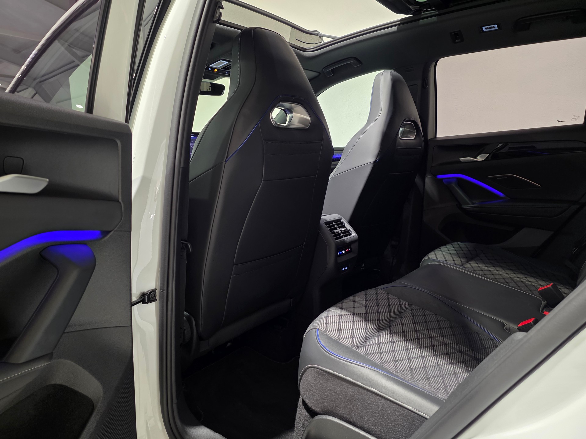 VW Tiguan 2.0 TSI DSG R-Line 4Motion mit Standheizung-image-19
