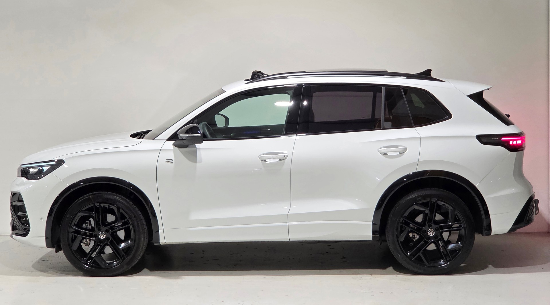 VW Tiguan 2.0 TSI DSG R-Line 4Motion mit Standheizung-showroom-element-1