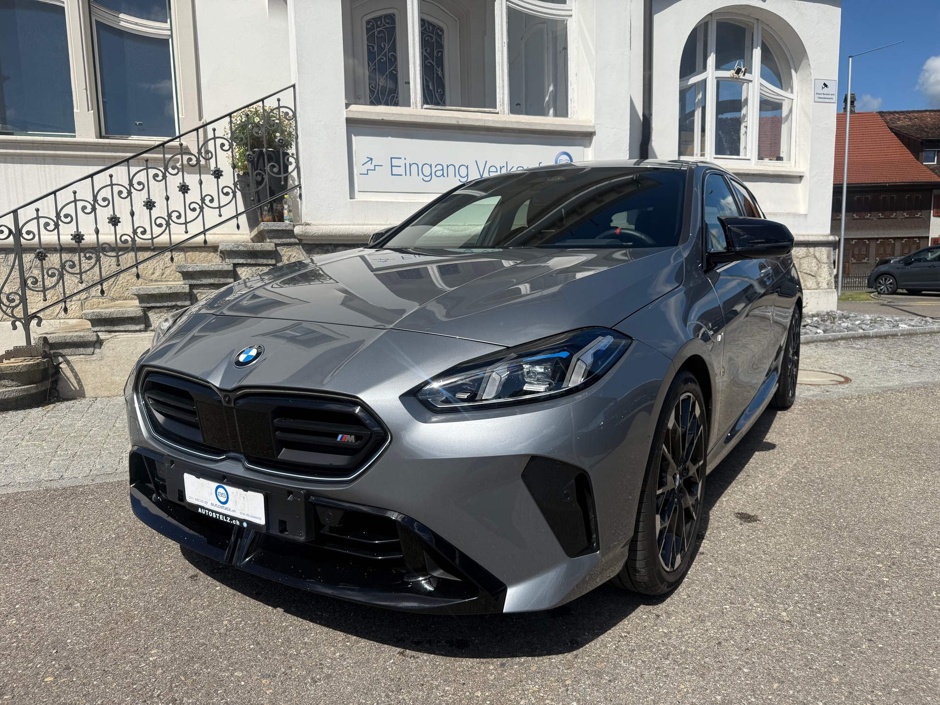 BMW M135i xDrive-showroom-element-1