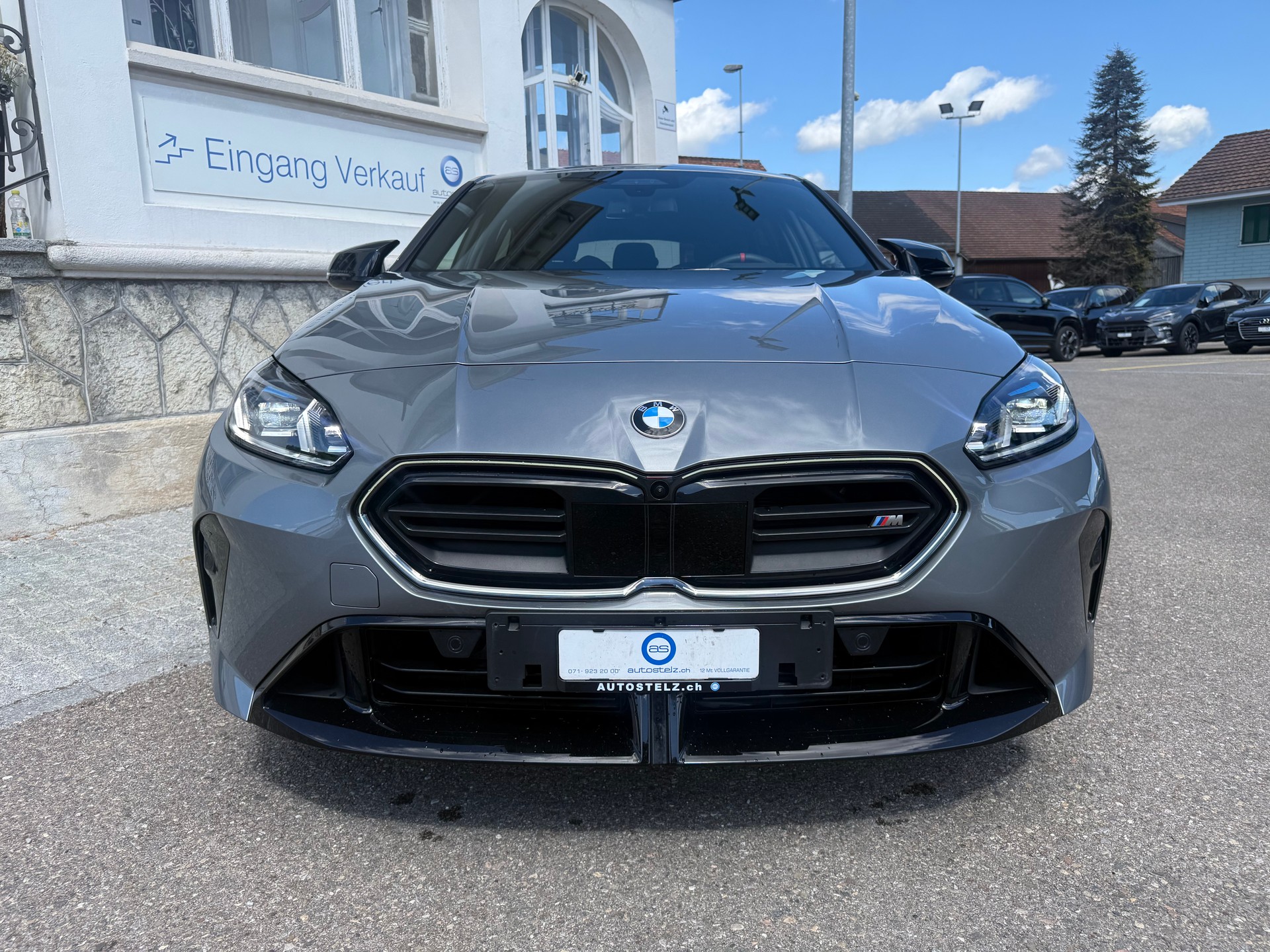 BMW M135i xDrive-showroom-element-2