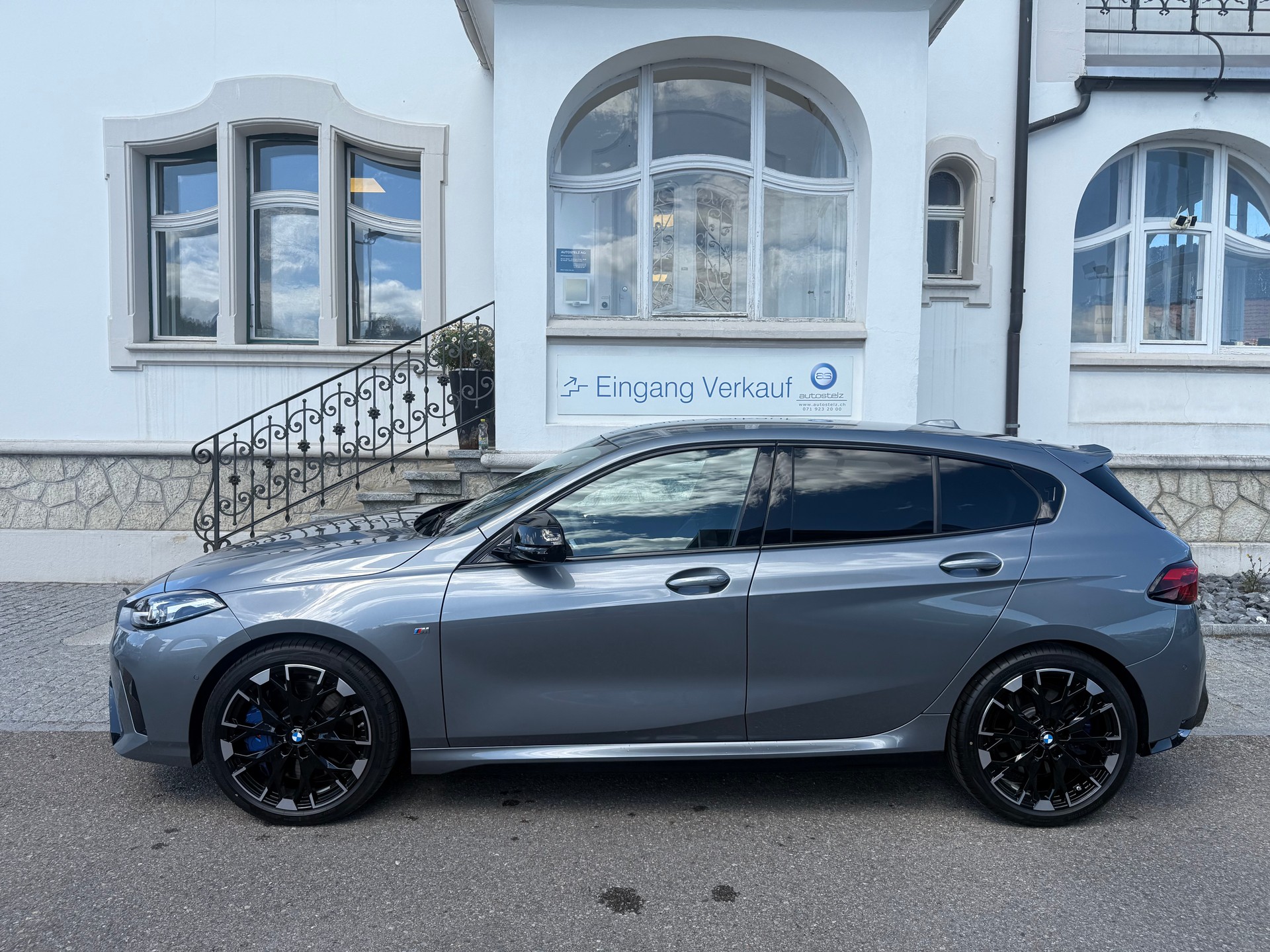 BMW M135i xDrive-showroom-element-3