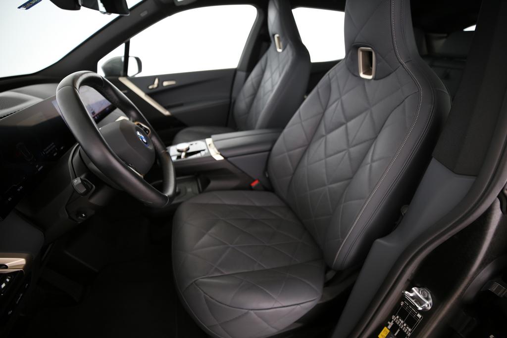 BMW iX M60-showroom-element-2
