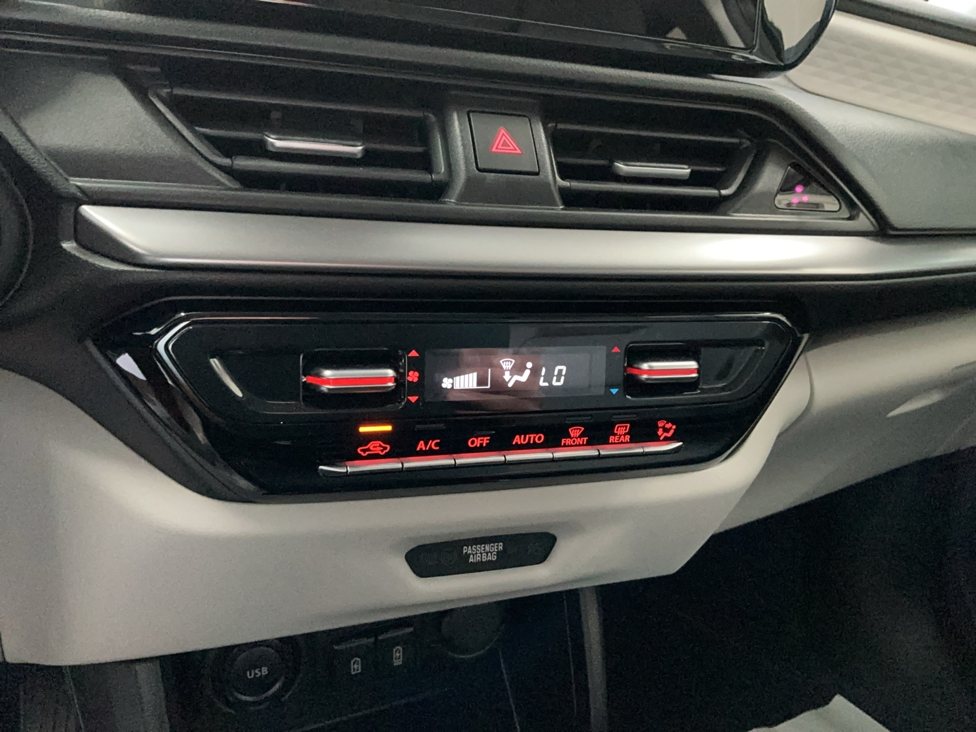 SUZUKI Swift 1.2 Sakura Top Hybrid 4x4-image-11