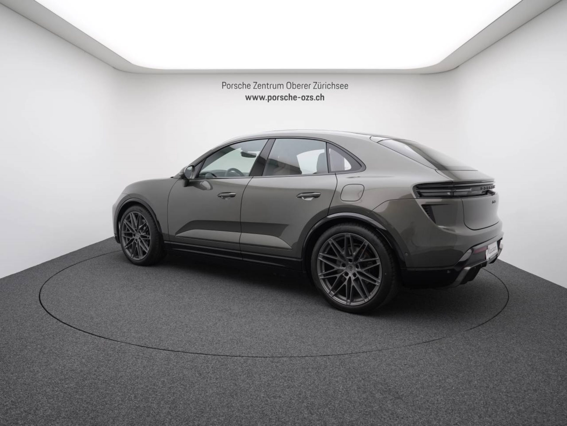 PORSCHE Macan Turbo-showroom-element-2