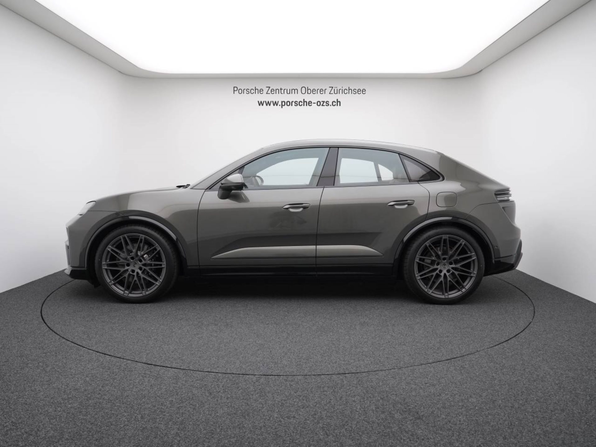 PORSCHE Macan Turbo-showroom-element-1