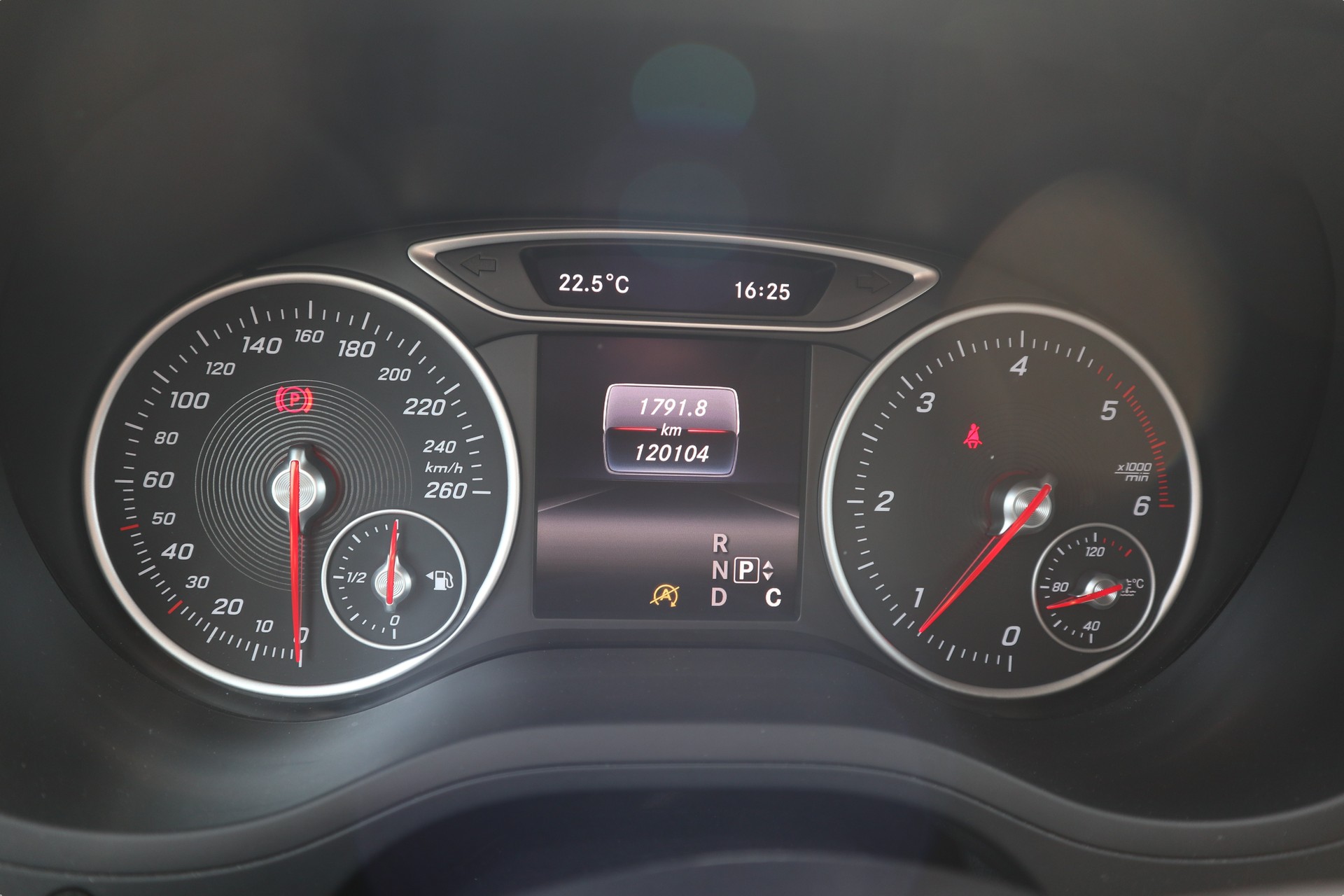 MERCEDES-BENZ B 180d-showroom-element-1