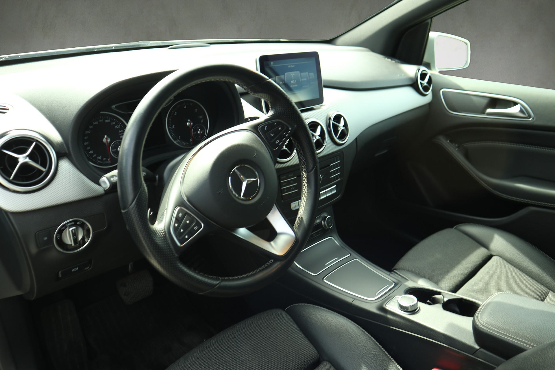 MERCEDES-BENZ B 180d-showroom-element-3