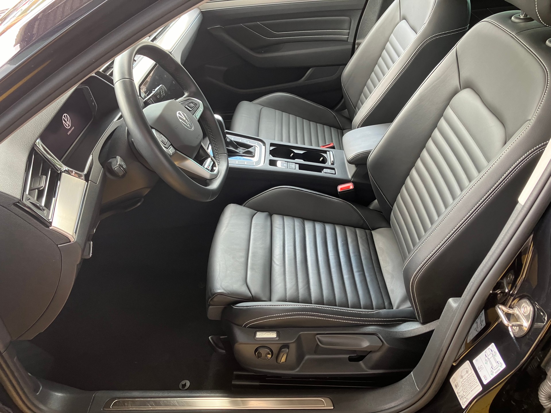 VW Passat 2.0 TDI BMT Elegance 4Motion DSG-image-9