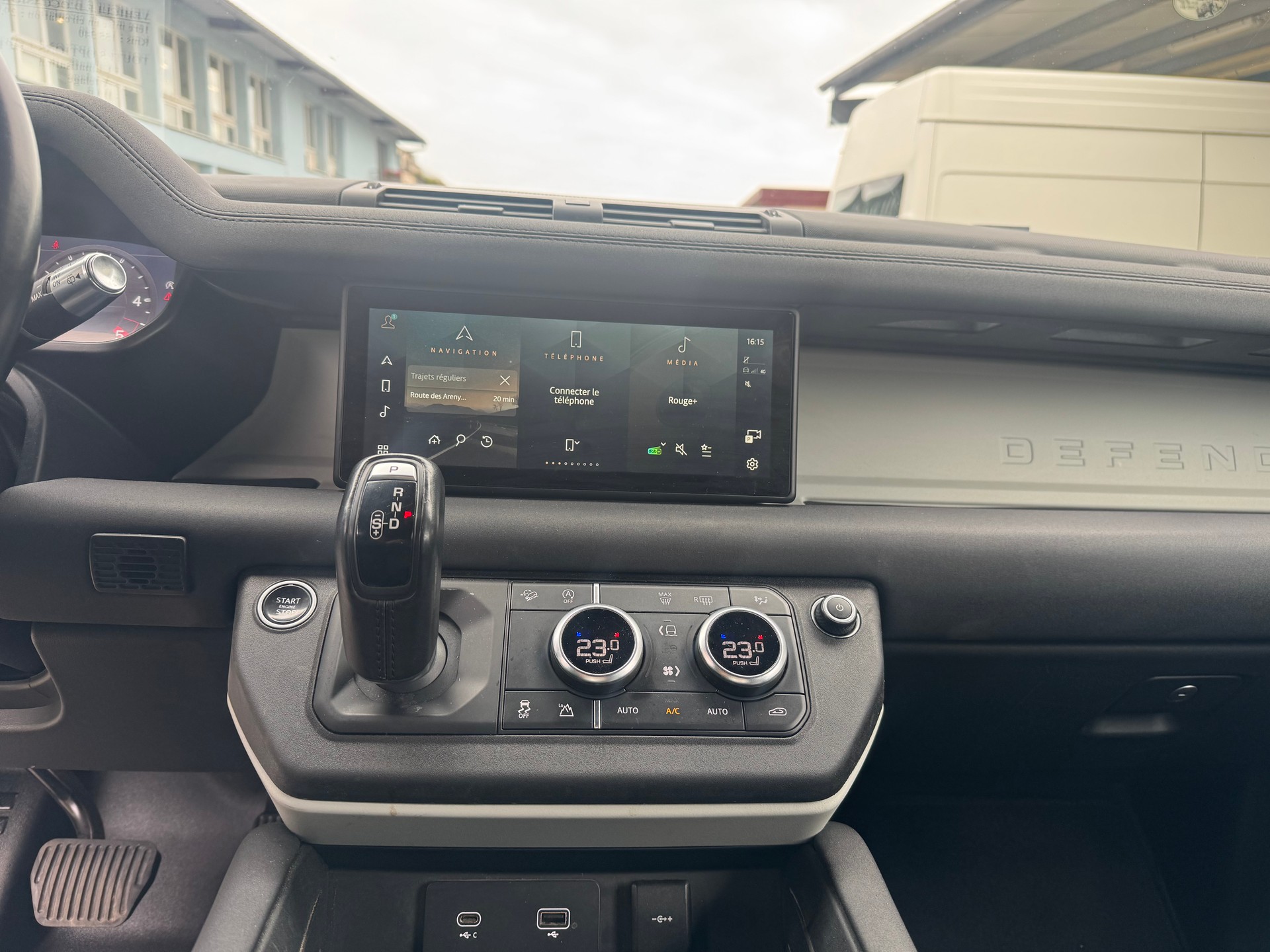 LAND ROVER Defender 90 3.0D I6 200 S AT8-image-10