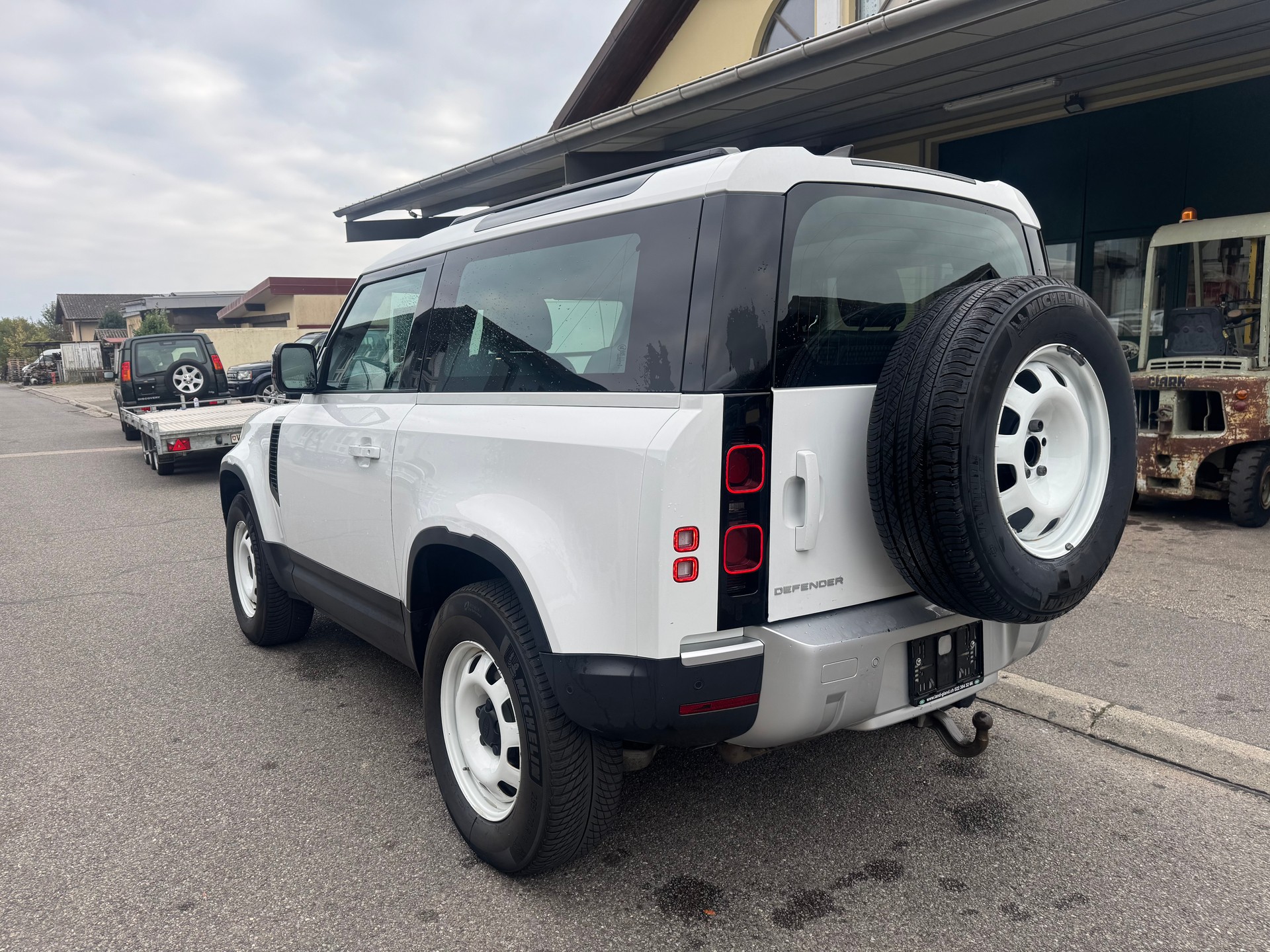 LAND ROVER Defender 90 3.0D I6 200 S AT8-image-6
