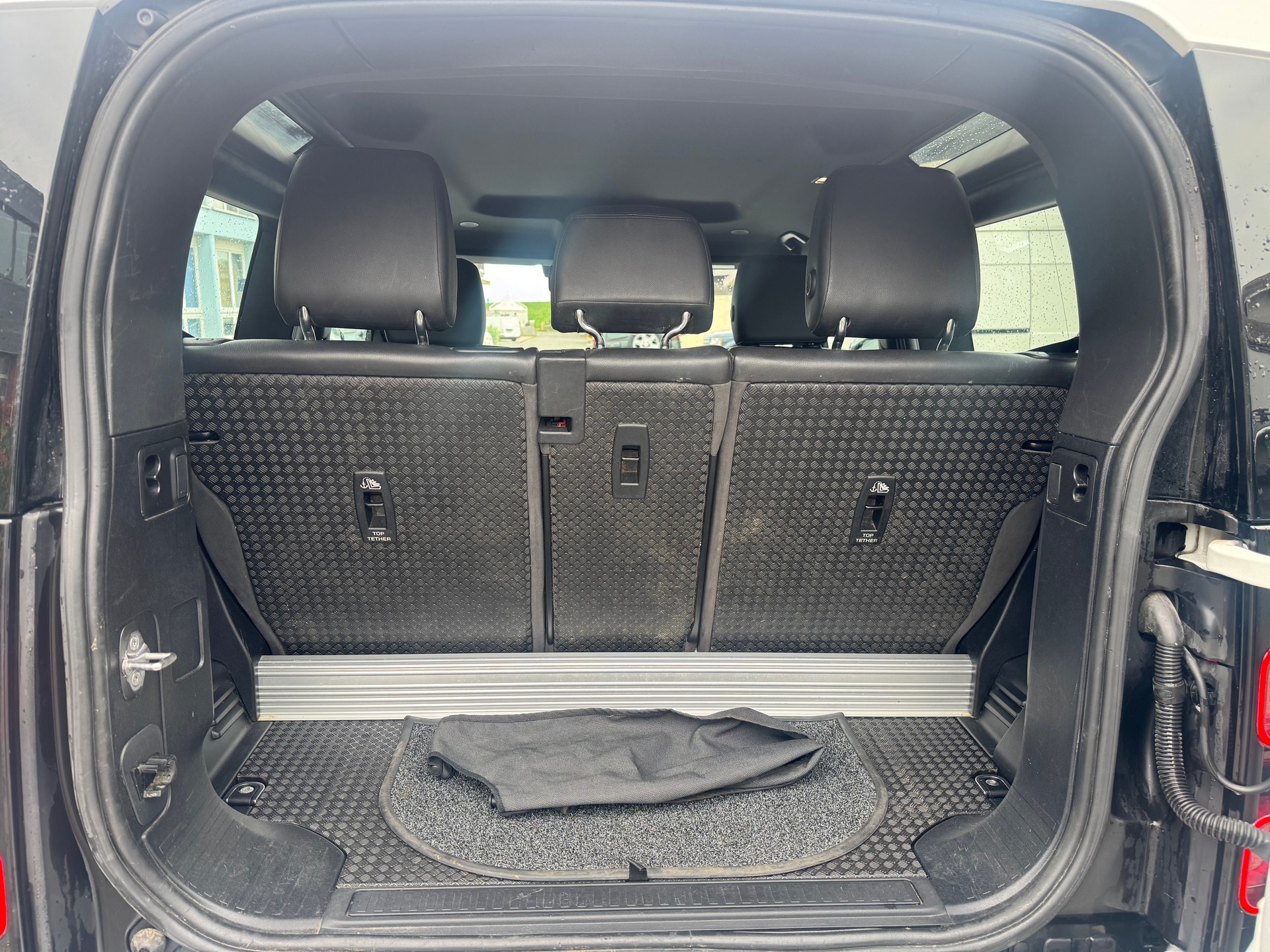 LAND ROVER Defender 90 3.0D I6 200 S AT8-image-7