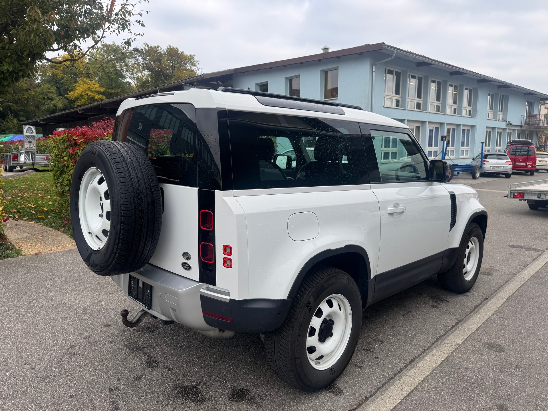 LAND ROVER Defender 90 3.0D I6 200 S AT8-image-4